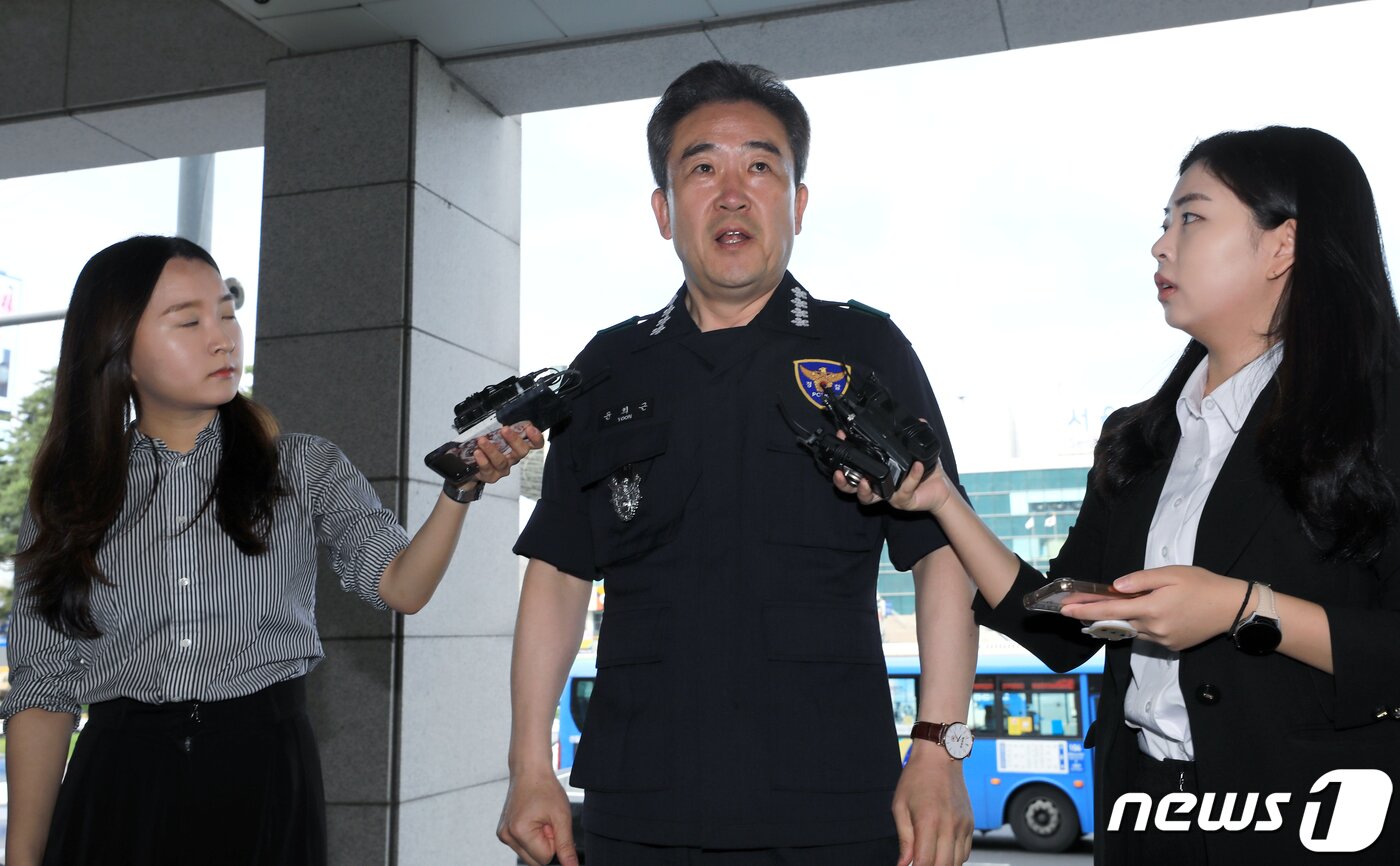 본문 이미지 - 윤희근 경찰청장이 31일 오전 서울 중구 남대문경찰서에 경비대책회의 주재를 위해 도착해 취재진의 질문에 답하고 있다. 2023.5.31/뉴스1 ⓒ News1 박정호 기자
