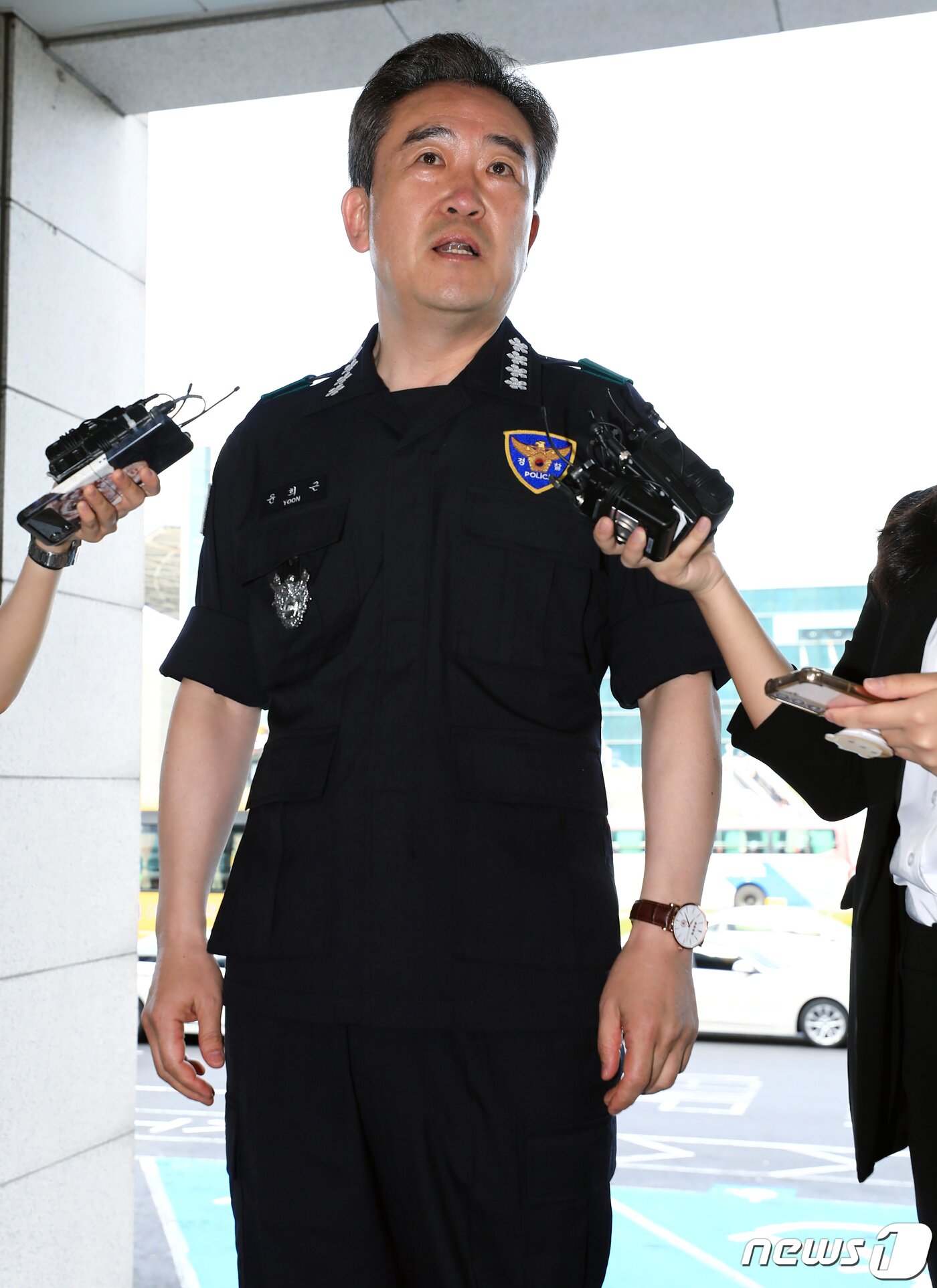 본문 이미지 - 윤희근 경찰청장이 31일 오전 서울 중구 남대문경찰서에 경비대책회의 주재를 위해 도착해 취재진의 질문에 답하고 있다. 2023.5.31/뉴스1 ⓒ News1 박정호 기자