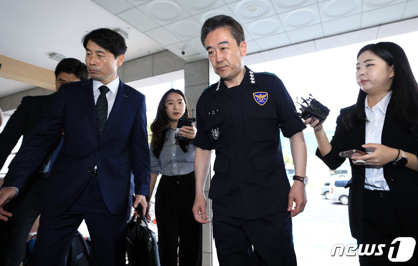 본문 이미지 - 윤희근 경찰청장이 31일 오전 서울 중구 남대문경찰서에 경비대책회의 주재를 위해 도착해 취재진의 질문에 답한 뒤 이동하고 있다. 2023.5.31/뉴스1 ⓒ News1 박정호 기자