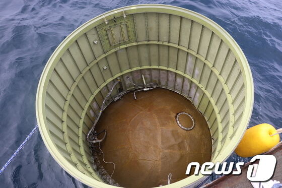 우리 군이 31일 서해 어청도 서방 200여㎞ 해상에서 북한이 주장하는 '우주 발사체'의 일부로 추정되는 물체를 식별해 인양했다. (합동참모본부 제공) 2023.5.31/뉴스1