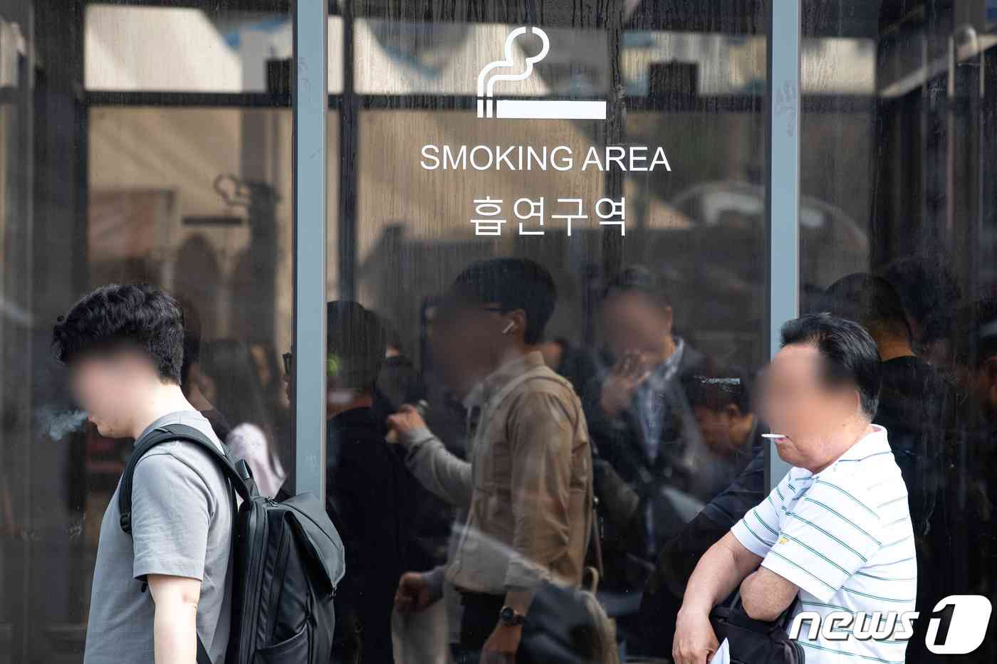 '세계 금연의 날'인 31일 서울시내 한 흡연구역에서 시민들이 흡연을 하고 있다. 2023.5.31/뉴스1 © News1 유승관 기자