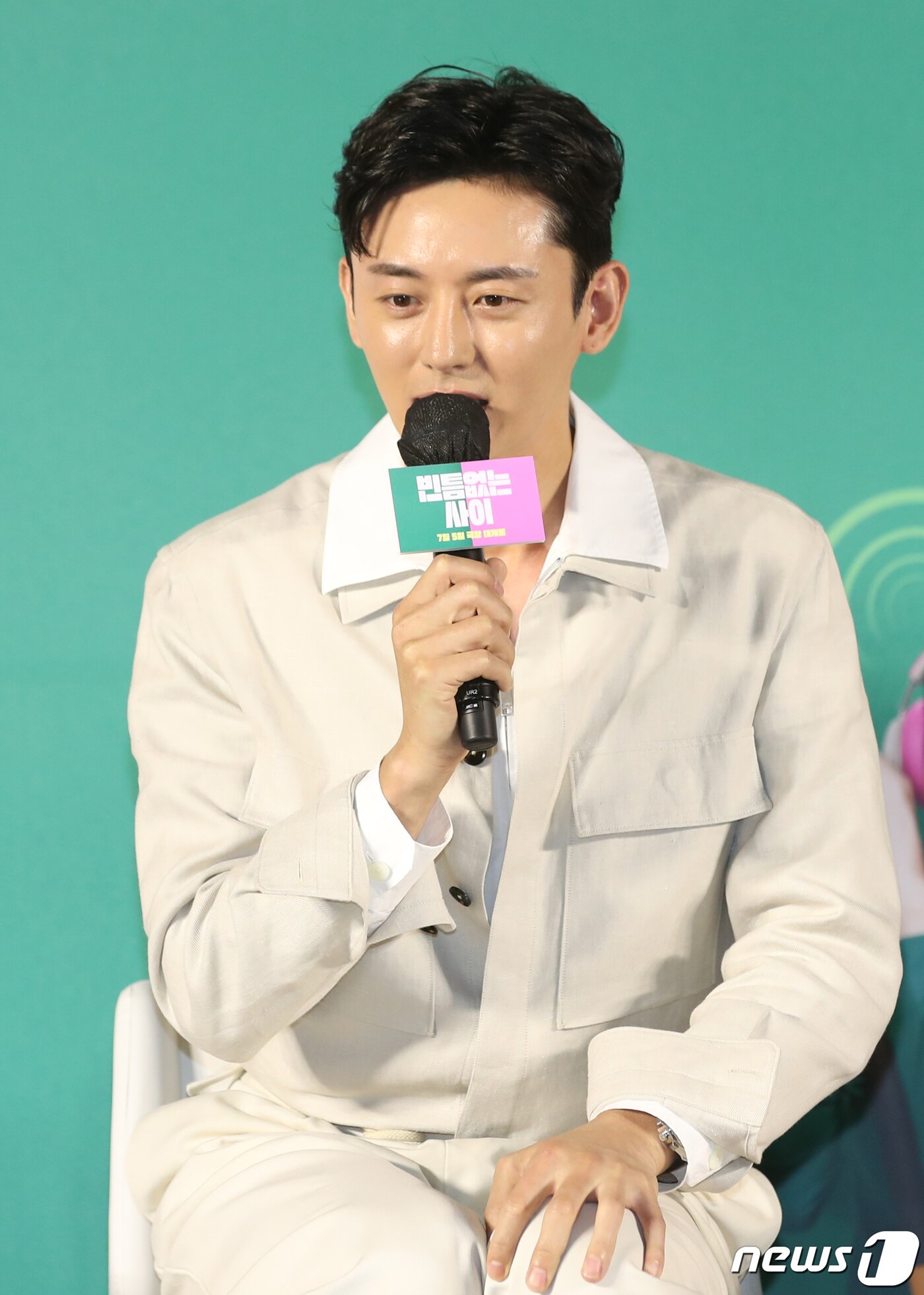 본문 이미지 - 배우 이지훈이 31일 서울 광진구 롯데시네마 건대입구점에서 열린 영화 '빈틈없는 사이' 제작보고회에서 '갑질논란'에 대해 사과를 하고 있다. '빈틈없는 사이'는 방음이 1도 안 되는 벽을 사이에 두고 서로의 일상을 공유하게 된, 뮤지션 지망생 승진과 피규어 디자이너 라니의 동거인 듯 동거 아닌 이야기를 그린 철벽 로맨스다. 2023.5.31/뉴스1 ⓒ News1 권현진 기자