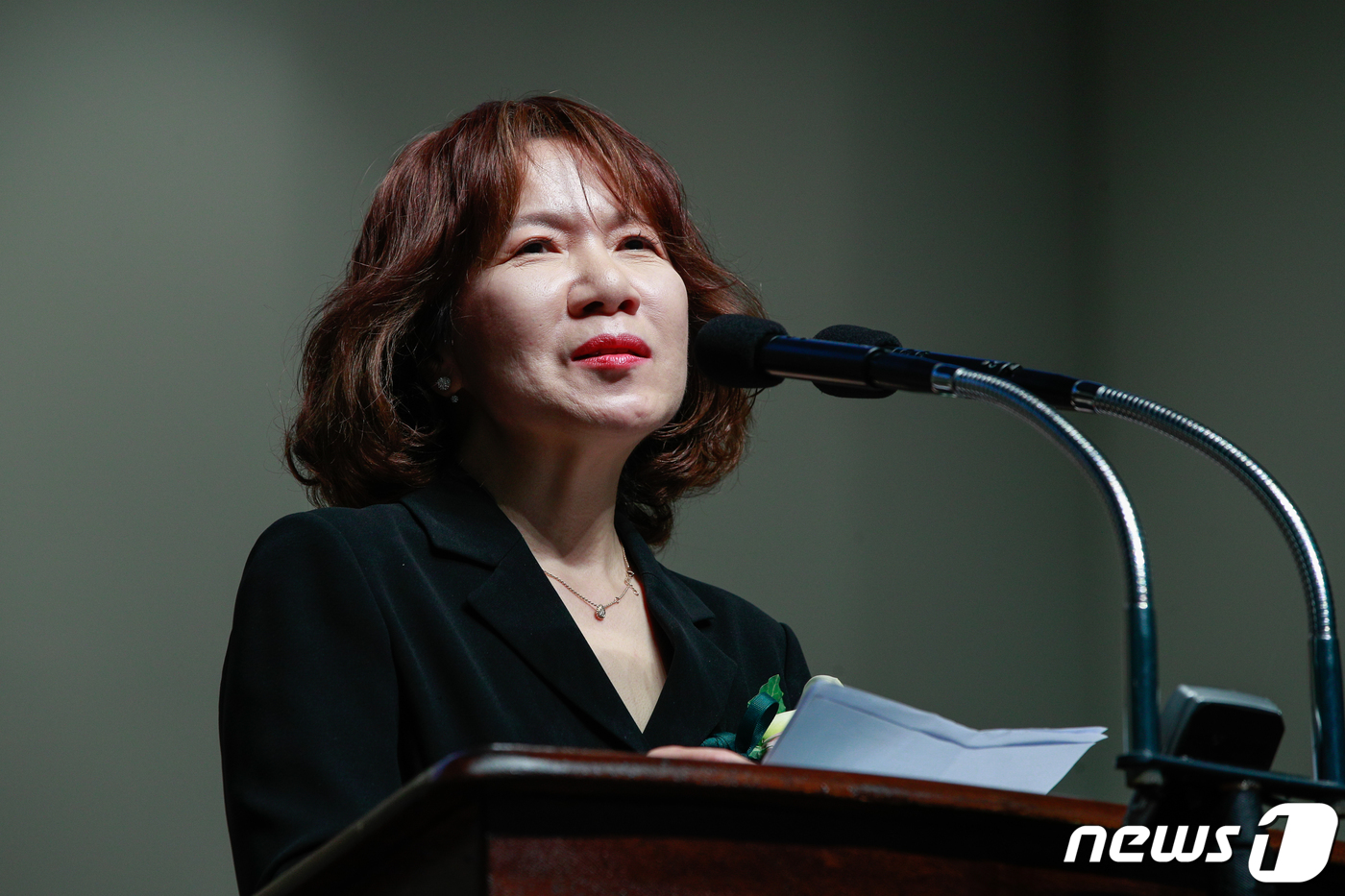 (서울=뉴스1) 안은나 기자 = 김순덕 동아일보 대기자가 31일 서울 서대문구 이화여자대학교에서 열린 이화여대 창립 137주년 기념식에서 '자랑스러운 이화인상' 수상 소감을 말하고 …