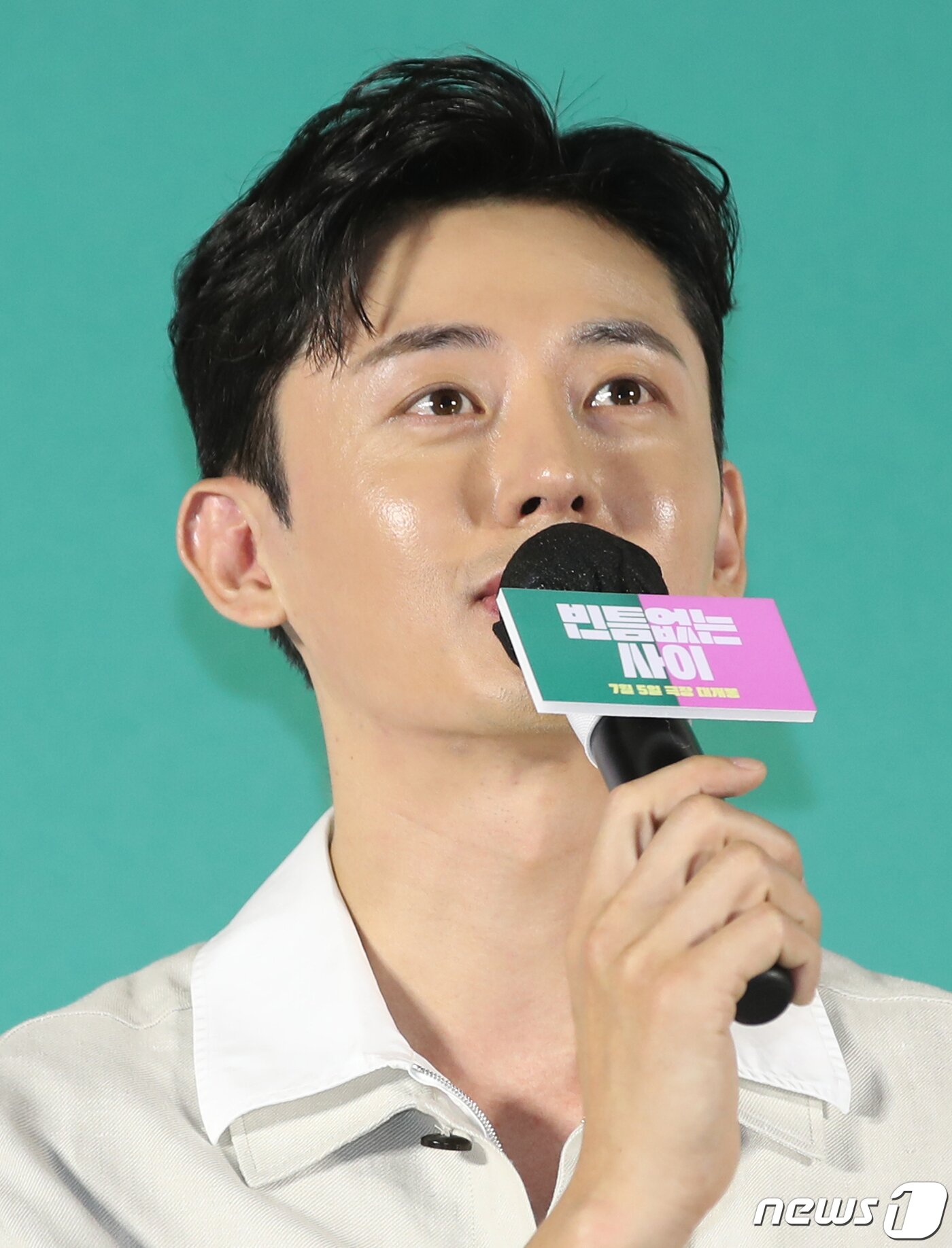 본문 이미지 - 배우 이지훈이 31일 서울 광진구 롯데시네마 건대입구점에서 열린 영화 '빈틈없는 사이' 제작보고회에서 인사말을 하고 있다. '빈틈없는 사이'는 방음이 1도 안 되는 벽을 사이에 두고 서로의 일상을 공유하게 된, 뮤지션 지망생 승진과 피규어 디자이너 라니의 동거인 듯 동거 아닌 이야기를 그린 철벽 로맨스다. 2023.5.31/뉴스1 ⓒ News1 권현진 기자