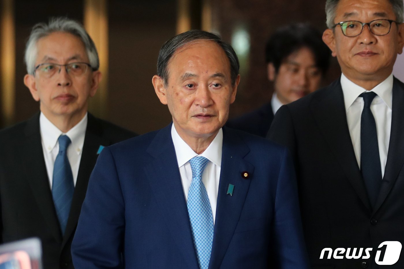 스가 요시히데 전 일본 총리가 31일 오전 서울 김포국제공항을 통해 입국하고 있다. 일본 집권 자민당 소속 중의원&#40;하원&#41; 의원인 스가 전 총리는 일한의원연맹 회장 자격으로 방한해 윤석열 대통령을 예방하고, 일본 대사관 주최 행사 참석, 한일의원연맹 소속 의원들과 만찬회동을 할 예정이다. 2023.5.31/뉴스1 ⓒ News1 이승배 기자