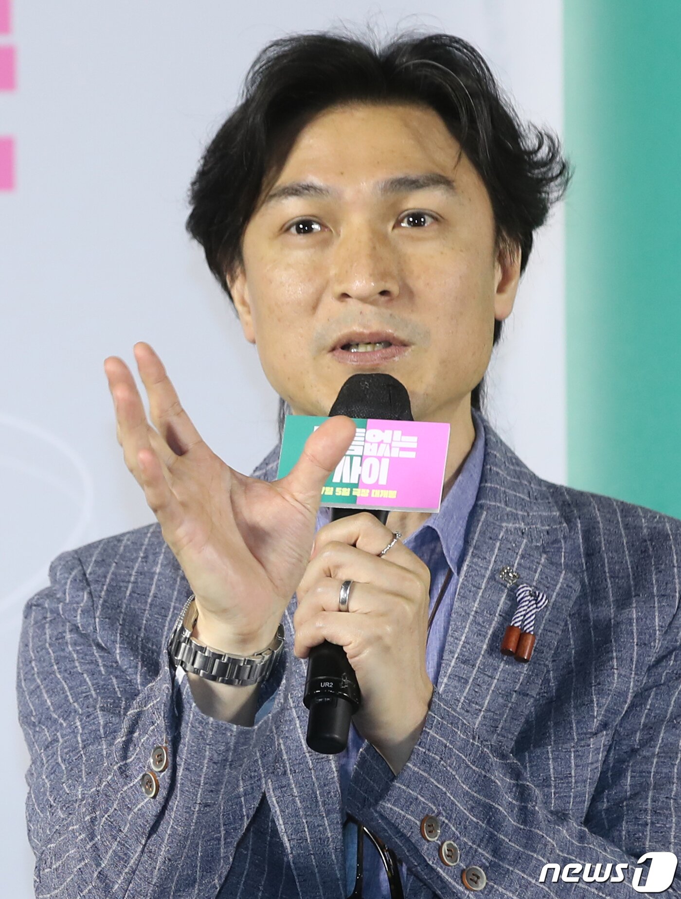 본문 이미지 - 이우철 감독이 31일 서울 광진구 롯데시네마 건대입구점에서 열린 영화 '빈틈없는 사이' 제작보고회에서 인사말을 하고 있다. '빈틈없는 사이'는 방음이 1도 안 되는 벽을 사이에 두고 서로의 일상을 공유하게 된, 뮤지션 지망생 승진과 피규어 디자이너 라니의 동거인 듯 동거 아닌 이야기를 그린 철벽 로맨스다. 2023.5.31/뉴스1 ⓒ News1 권현진 기자