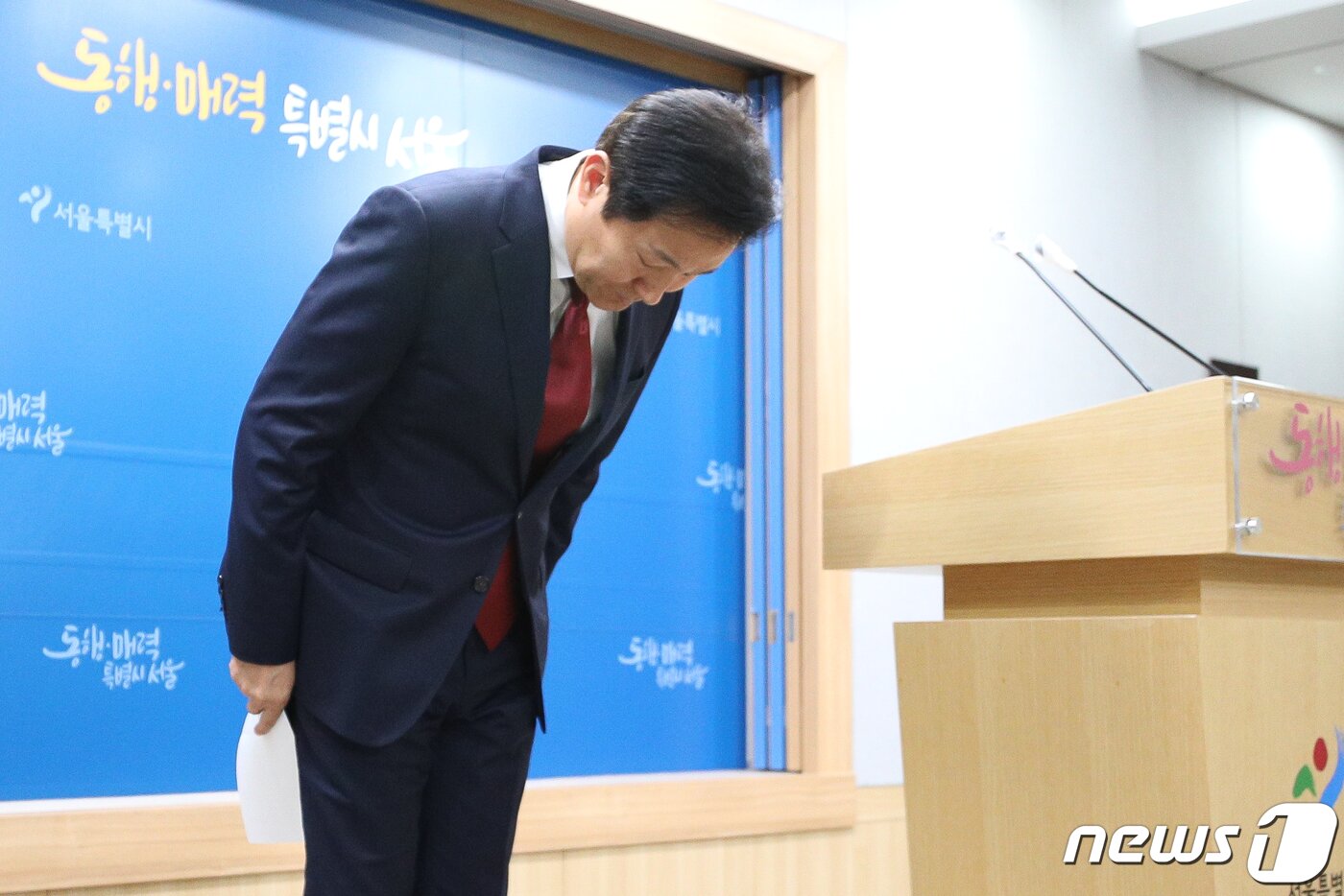 본문 이미지 - 오세훈 서울시장이 31일 오후 서울시청 브리핑룸에서 북한 군사정찰위성 1호기 발사에 ‘대피 준비하라’며 위급재난문자를 발령한 것과 관련, 입장을 발표한 뒤 고개숙여 인사하고 있다. ⓒ News1 안은나 기자