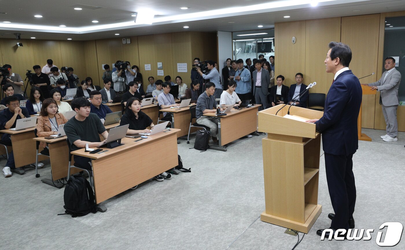 본문 이미지 - 오세훈 서울시장이 31일 오후 서울시청 브리핑룸에서 북한 군사정찰위성 1호기 발사에 ‘대피 준비하라’며 위급재난문자를 발령한 것과 관련, 입장을 발표하고 있다. 2023.5.31/뉴스1 ⓒ News1 안은나 기자