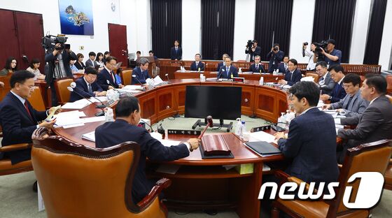 박덕흠 국회 정보위원장이 31일 오후 서울 여의도 국회에서 열린 정보위원회 전체회의에서 의사봉을 두드리고 있다. (공동취재) 2023.5.31/뉴스1 © News1 송원영 기자