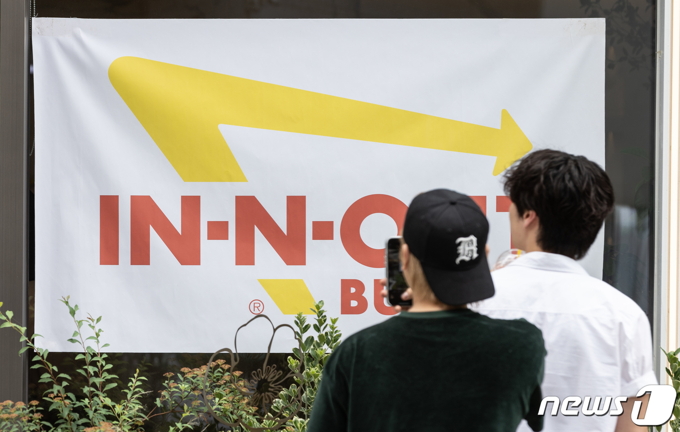 (서울=뉴스1) 이재명 기자 = 31일 오후 서울 강남구 인앤아웃 버거 팝업 스토어 앞으로 시민들이 지나가고 있다.미국 캘리포니아에 본사를 둔 인앤아웃 버거는 미국 3대 버거로 꼽 …