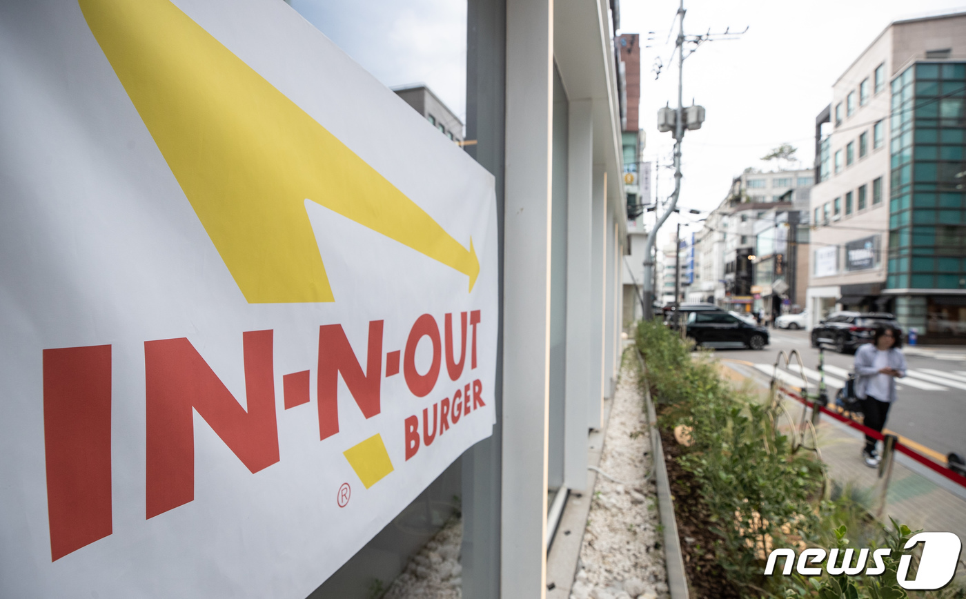 (서울=뉴스1) 이재명 기자 = 31일 오후 서울 강남구 인앤아웃 버거 팝업 스토어 앞으로 시민들이 지나가고 있다.미국 캘리포니아에 본사를 둔 인앤아웃 버거는 미국 3대 버거로 꼽 …