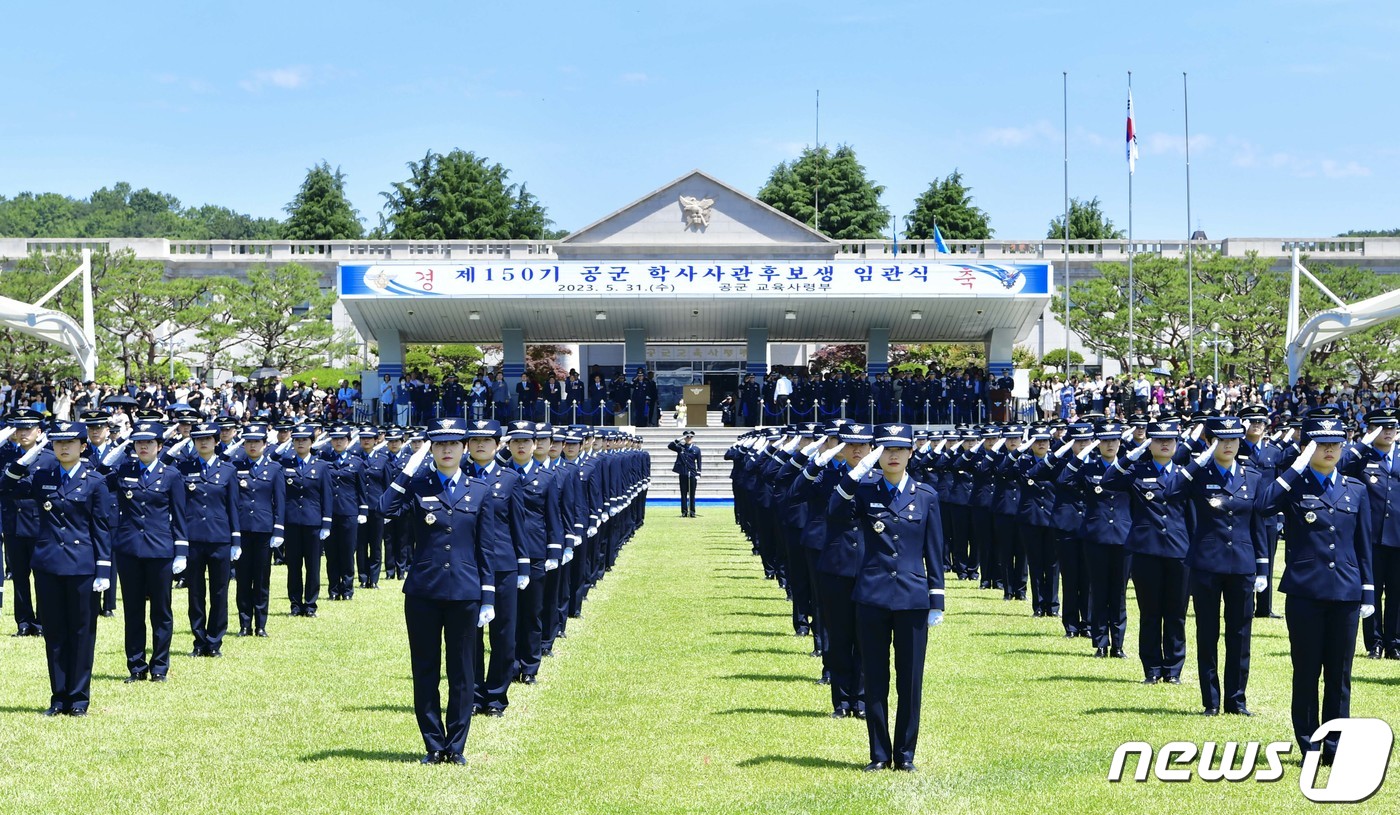 (서울=뉴스1) = 31일 경남 진주 공군교육사령부에서 열린 '제150기 학사사관후보생 임관식'에서 신임 장교들이 국기에 대한 경례를 하고 있다. (공군 제공) 2023.5.31/ …