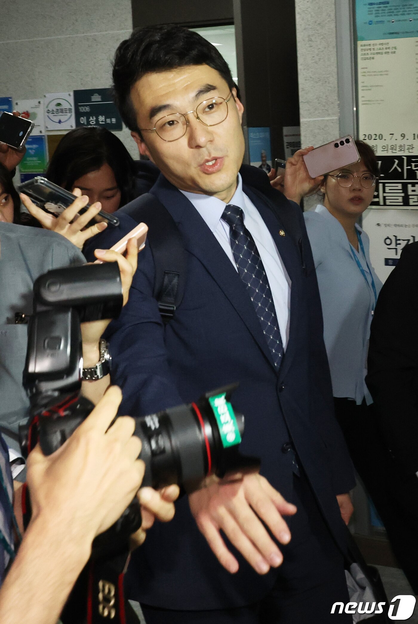 본문 이미지 - 가상자산(암호화폐) 거래 논란으로 더불어민주당을 탈당한 김남국 무소속 의원이 31일 오전 서울 여의도 국회의원회관 사무실에서 나오고 있다. (공동취재) 2023.5.31/뉴스1 ⓒ News1 송원영 기자