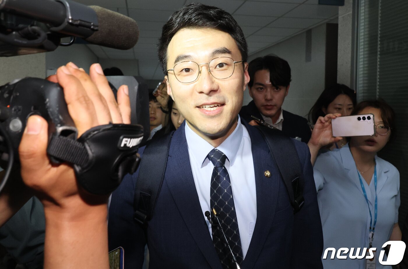 본문 이미지 - 가상자산(암호화폐) 거래 논란으로 더불어민주당을 탈당한 김남국 무소속 의원이 31일 오전 서울 여의도 국회의원회관 사무실에서 나오고 있다. (공동취재) 2023.5.31/뉴스1 ⓒ News1 송원영 기자