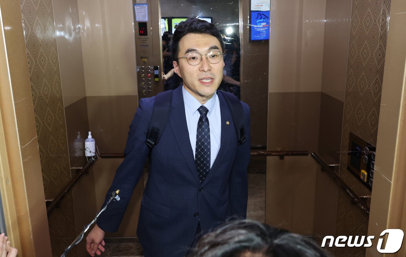 본문 이미지 - 가상자산(암호화폐) 거래 논란으로 더불어민주당을 탈당한 김남국 무소속 의원이 31일 오전 서울 여의도 국회의원회관 사무실에서 나오고 있다. (공동취재) 2023.5.31/뉴스1 ⓒ News1 송원영 기자