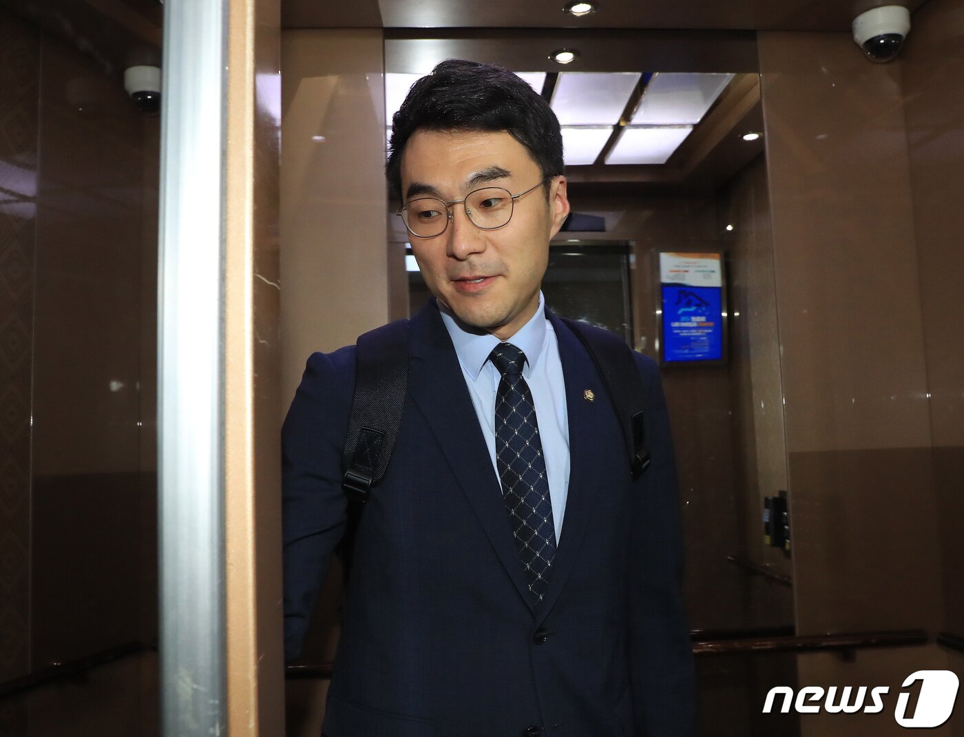 본문 이미지 - 가상자산(암호화폐) 거래 논란으로 더불어민주당을 탈당한 김남국 무소속 의원이 31일 오전 서울 여의도 국회의원회관 사무실에서 나오고 있다. (공동취재) 2023.5.31/뉴스1 ⓒ News1 송원영 기자
