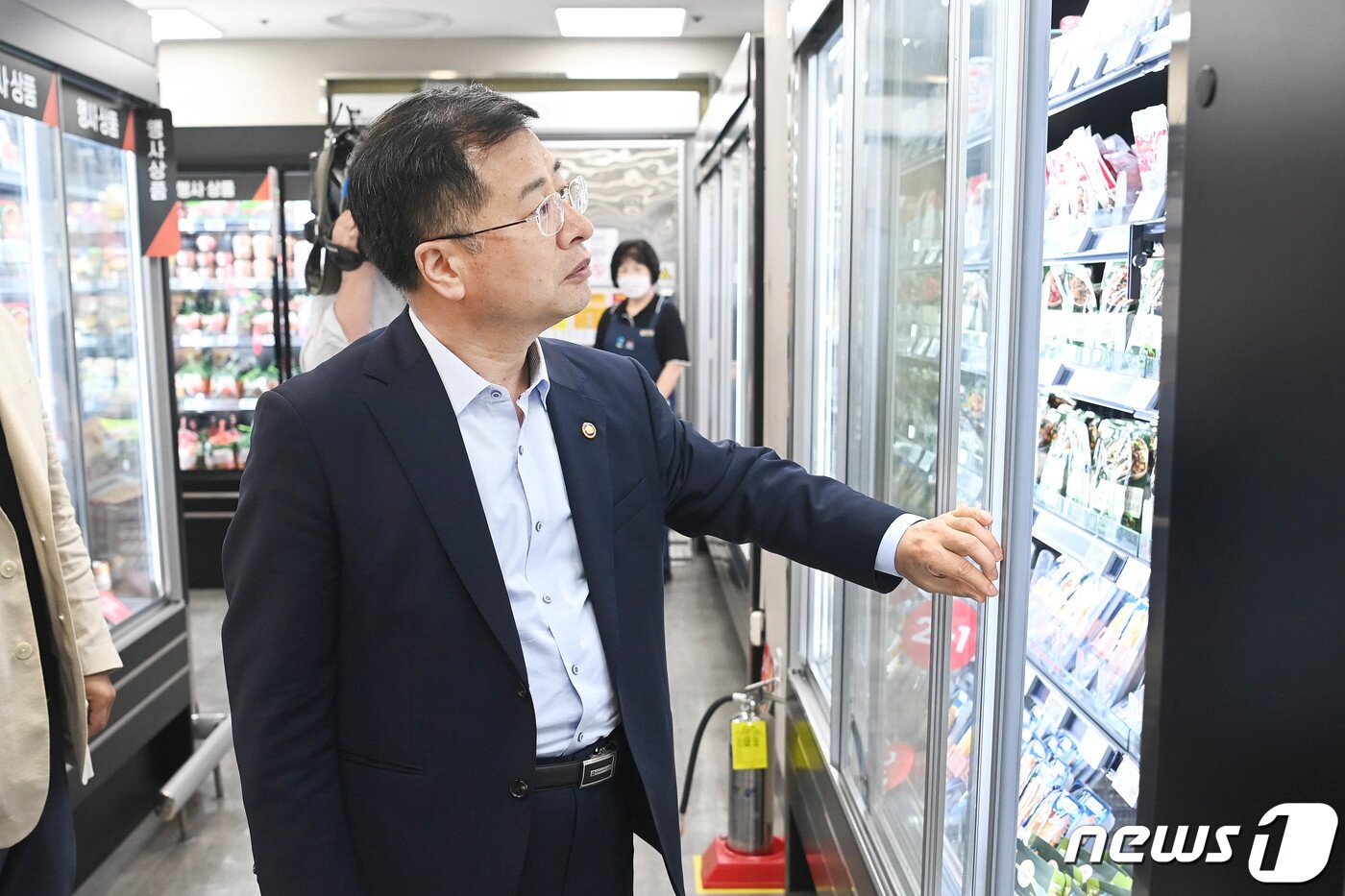 본문 이미지 - 강경성 산업통상자원부 2차관이 서울 송파구 롯데마트 제타플렉스점을 방문, 냉장고 문달기 사업 추진현장을 둘러보고 있다. (산업통상자원부 제공) 2023.5.31/뉴스1