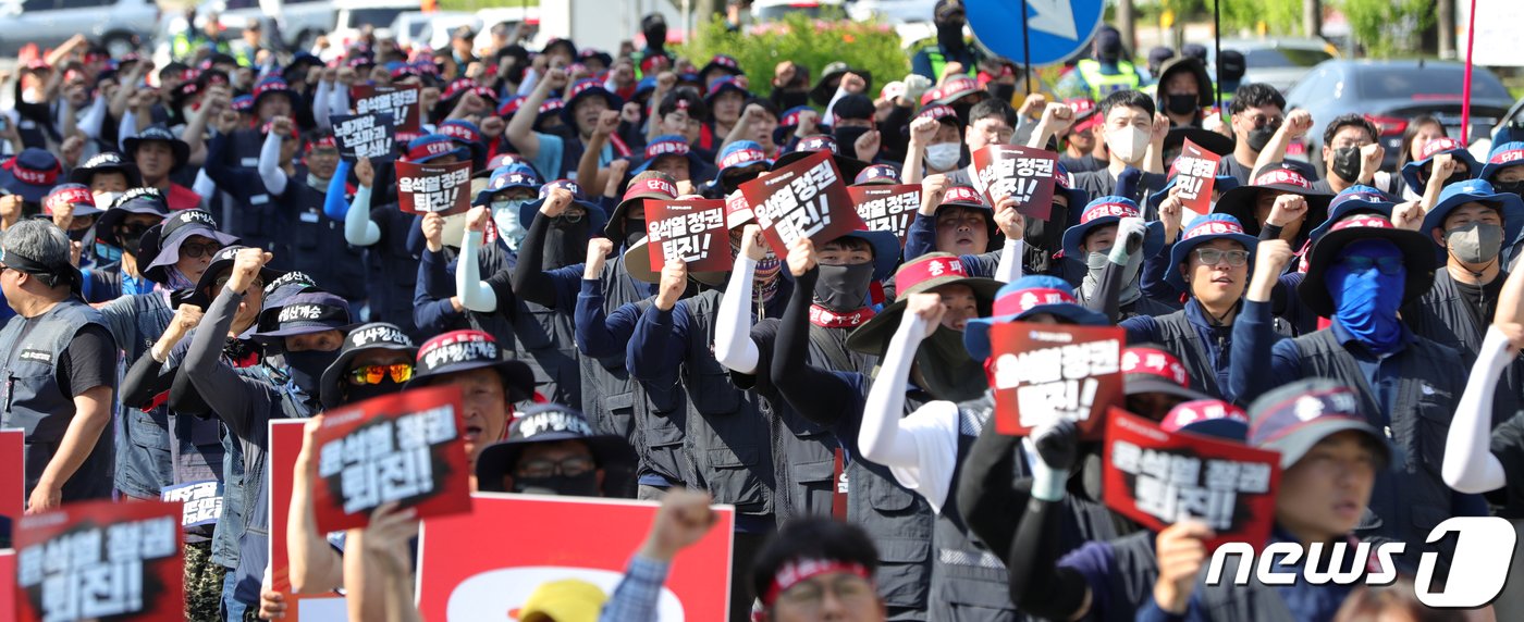 민주노총 전북본부 조합원들이 31일 전북 전주시 홍산로 일원에서 윤석열 정권 퇴진 촉구 집회를 하고 있다. 2023.5.31/뉴스1 ⓒ News1 유경석 기자