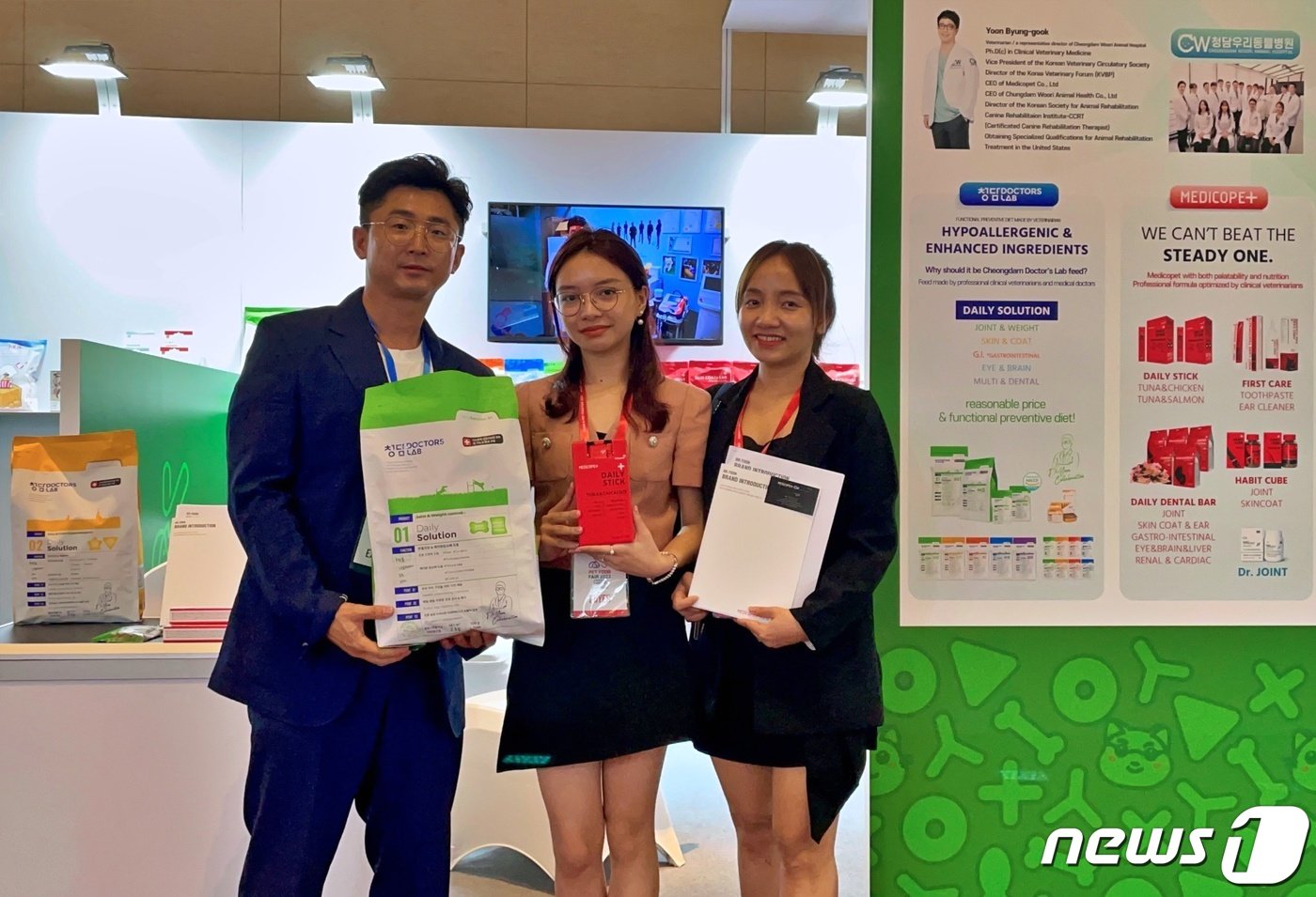 본문 이미지 - 메디코펫은 26일 베트남에서 열린 '2023 아세안 케이펫푸드 페어'에 참가했다.(메디코펫 제공) ⓒ 뉴스1