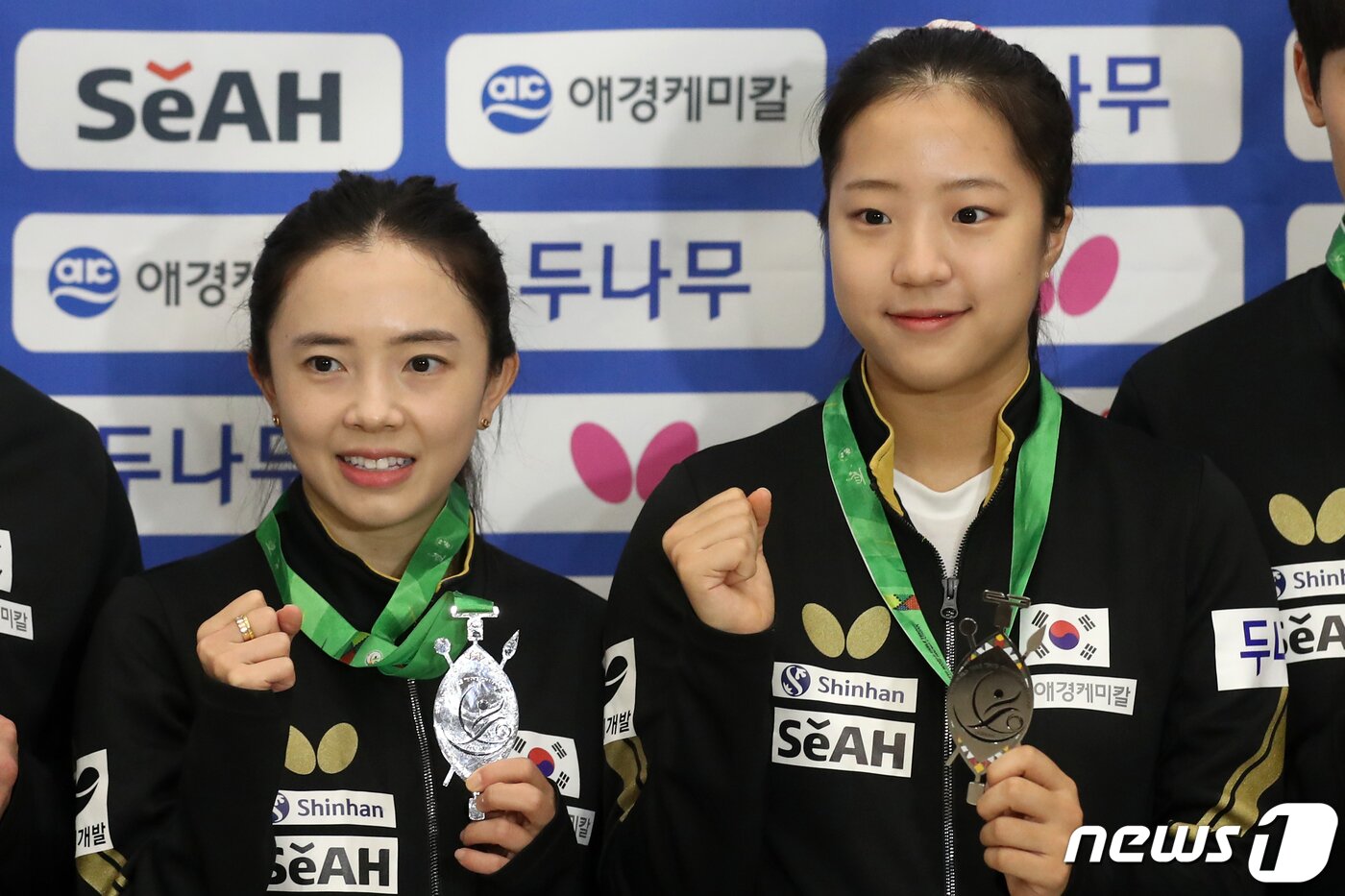 본문 이미지 - 한국 탁구대표팀 전지희, 신유빈이 남아프리카공화국 더반에서 막을 내린 2023 국제탁구연맹&#40;ITTF&#41; 세계선수권을 마치고 31일 인천국제공항을 통해 귀국해 파이팅을 외치고 있다.  2023.5.31/뉴스1 ⓒ News1 이승배 기자
