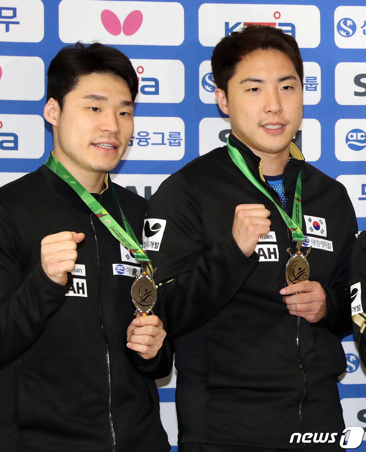 본문 이미지 - 한국 탁구대표팀 임종훈, 장우진이 남아프리카공화국 더반에서 막을 내린 2023 국제탁구연맹&#40;ITTF&#41; 세계선수권을 마치고 31일 인천국제공항을 통해 귀국해 파이팅을 외치고 있다.  2023.5.31/뉴스1 ⓒ News1 이승배 기자