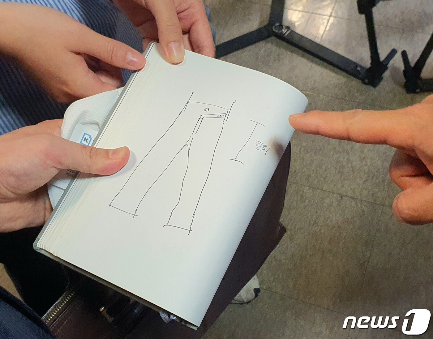 본문 이미지 - 피해자 측 남언호 변호사가 지난 17일 부산지법에서 기자들에게 피해자가 입고 있던 청바지의 모습을 설명하기 위해 그린 그림. .2023.5.17/뉴스1 노경민 기자