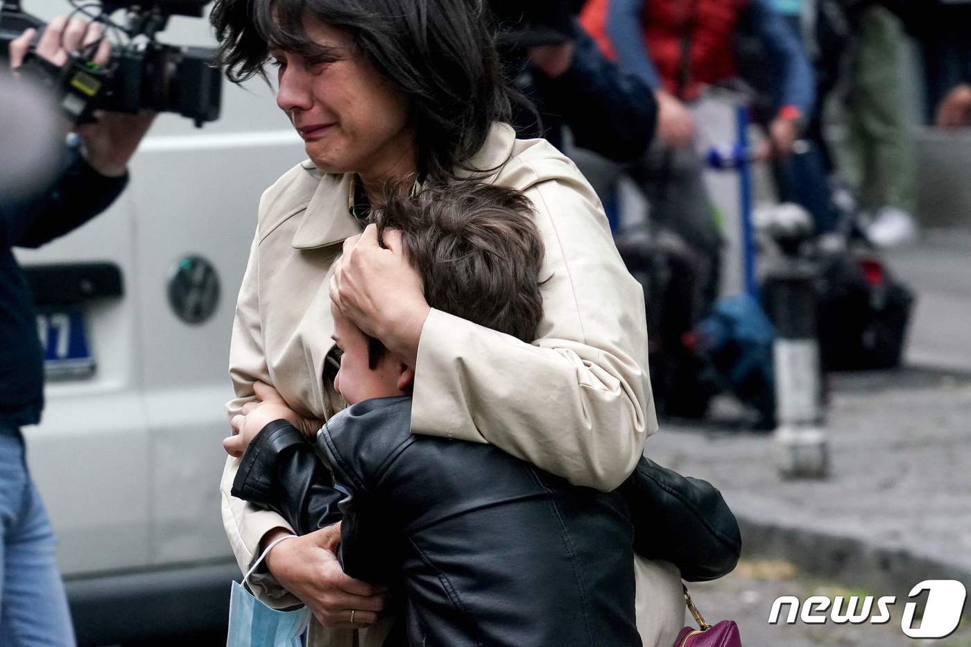 본문 이미지 - 세르비아 수도인 베오그라드 소재 학교에서 3일(현지시간) 13세 소년이 총기를 난사해 여학생 8명, 남학생 1명 등 학생 8명과 경비원 1명이 사망했고 7명이 부상했다. ⓒ AFP=뉴스1 ⓒ News1 정윤영 기자