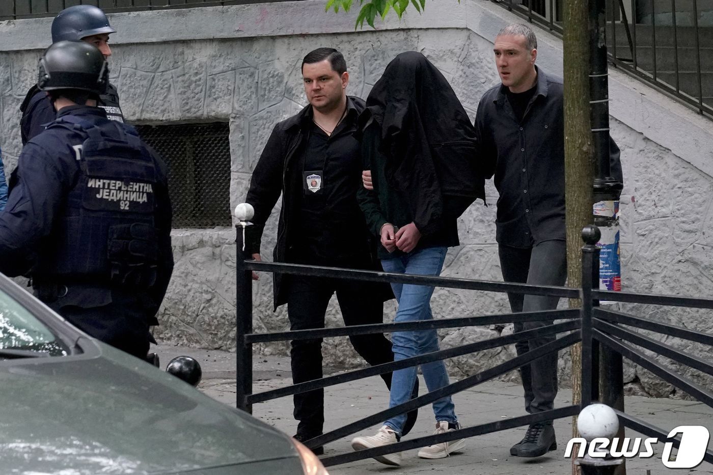 본문 이미지 - 세르비아 수도인 베오그라드 소재 학교에서 3일(현지시간) 13세 소년이 총기를 난사해 여학생 8명, 남학생 1명 등 학생 8명과 경비원 1명이 사망했고 7명이 부상했다. ⓒ AFP=뉴스1 ⓒ News1 정윤영 기자