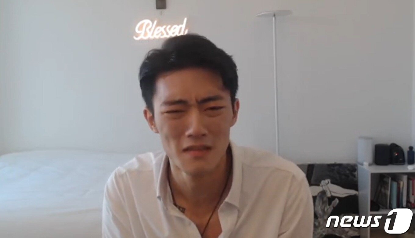 본문 이미지 - 전씨가 유튜브 라이브 방송을 통해 마약 투약하던 당시 모습. (유튜브 갈무리)