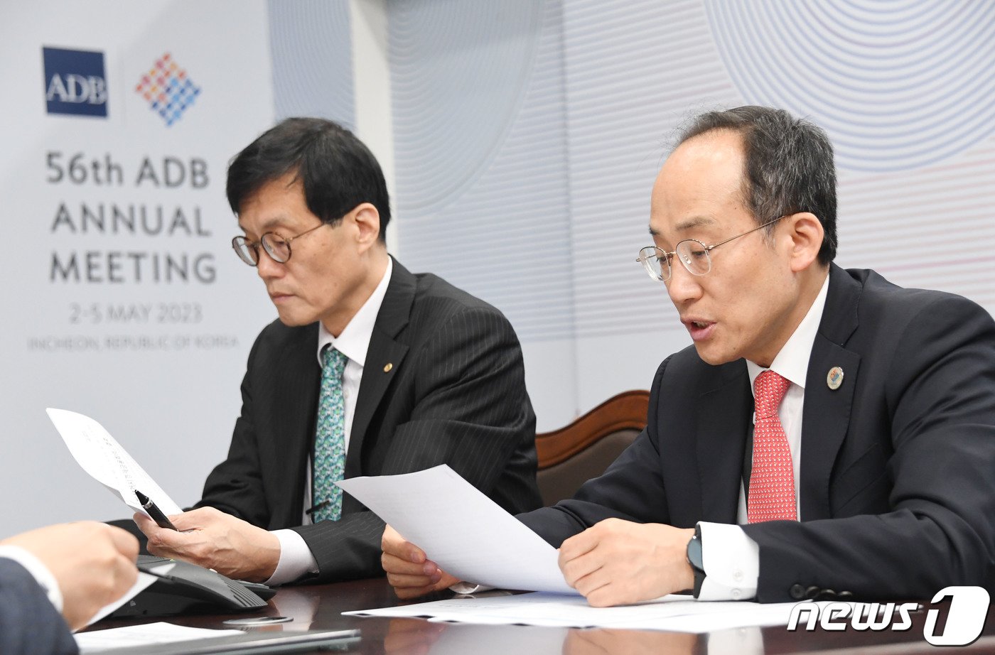 본문 이미지 - 이창용 한국은행 총재&#40;왼쪽&#41;와 추경호 경제부총리 겸 기획재정부 장관이 4일 오전 인천 송도 컨벤시아에서 미국 기준금리 인상에 따른 비상거시경제금융회의를 주재하고 있다. /뉴스1