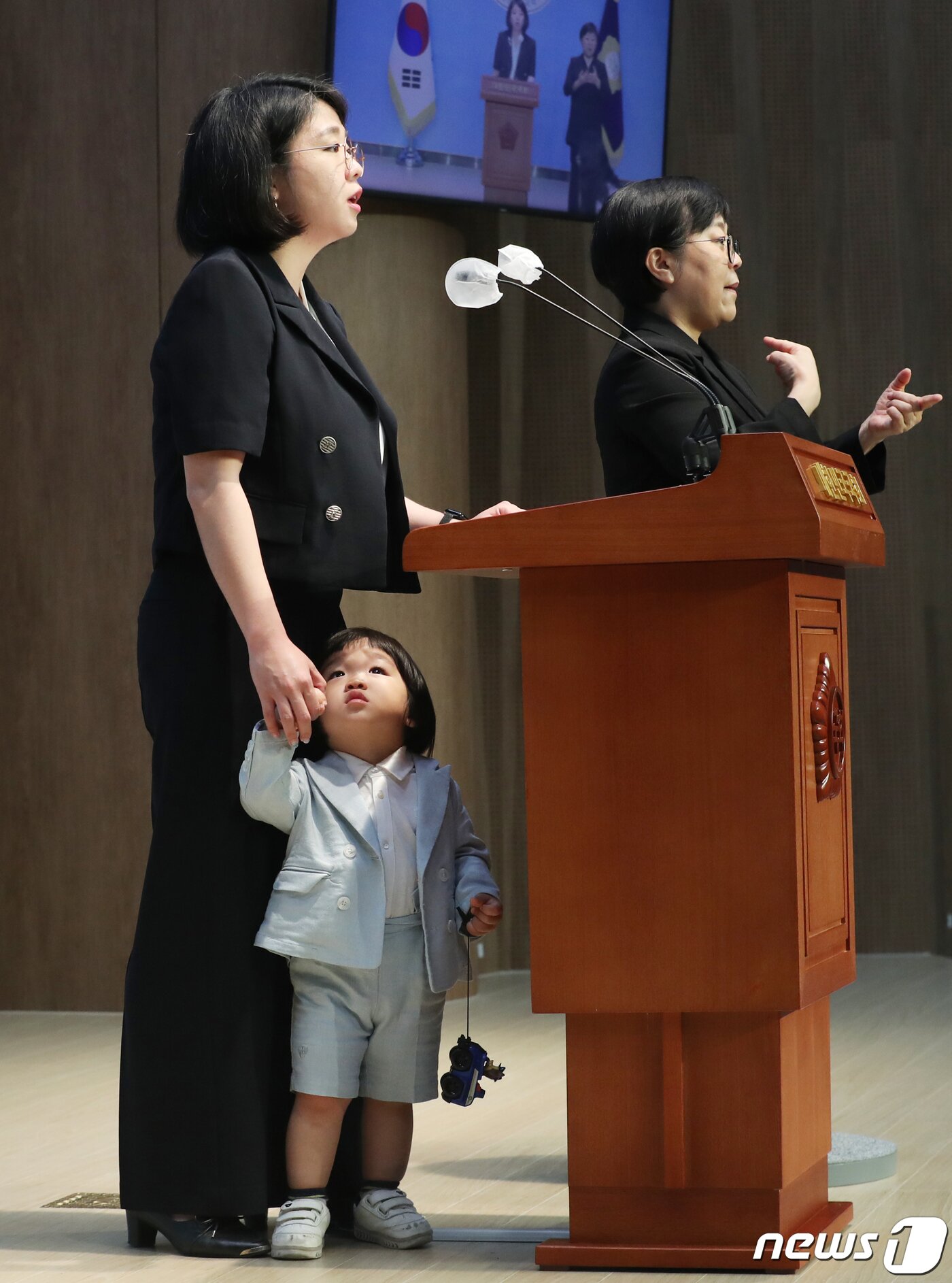 본문 이미지 - 용혜인 기본소득당 의원이 4일 오전 서울 여의도 국회 소통관에서 23개월 아들과 함께 어린이날 맞이 노키즈존 관련 입장 발표 기자회견을 하고 있다. 2023.5.4/뉴스1 ⓒ News1 송원영 기자