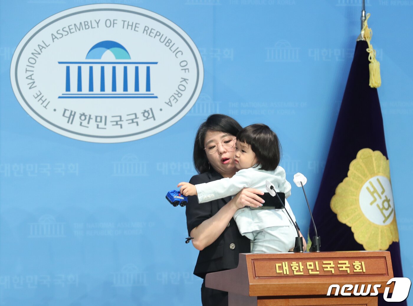본문 이미지 - 용혜인 기본소득당 의원이 4일 오전 서울 여의도 국회 소통관에서 23개월 아들과 함께 어린이날 맞이 노키즈존 관련 입장 발표 기자회견을 하고 있다. 2023.5.4/뉴스1 ⓒ News1 송원영 기자
