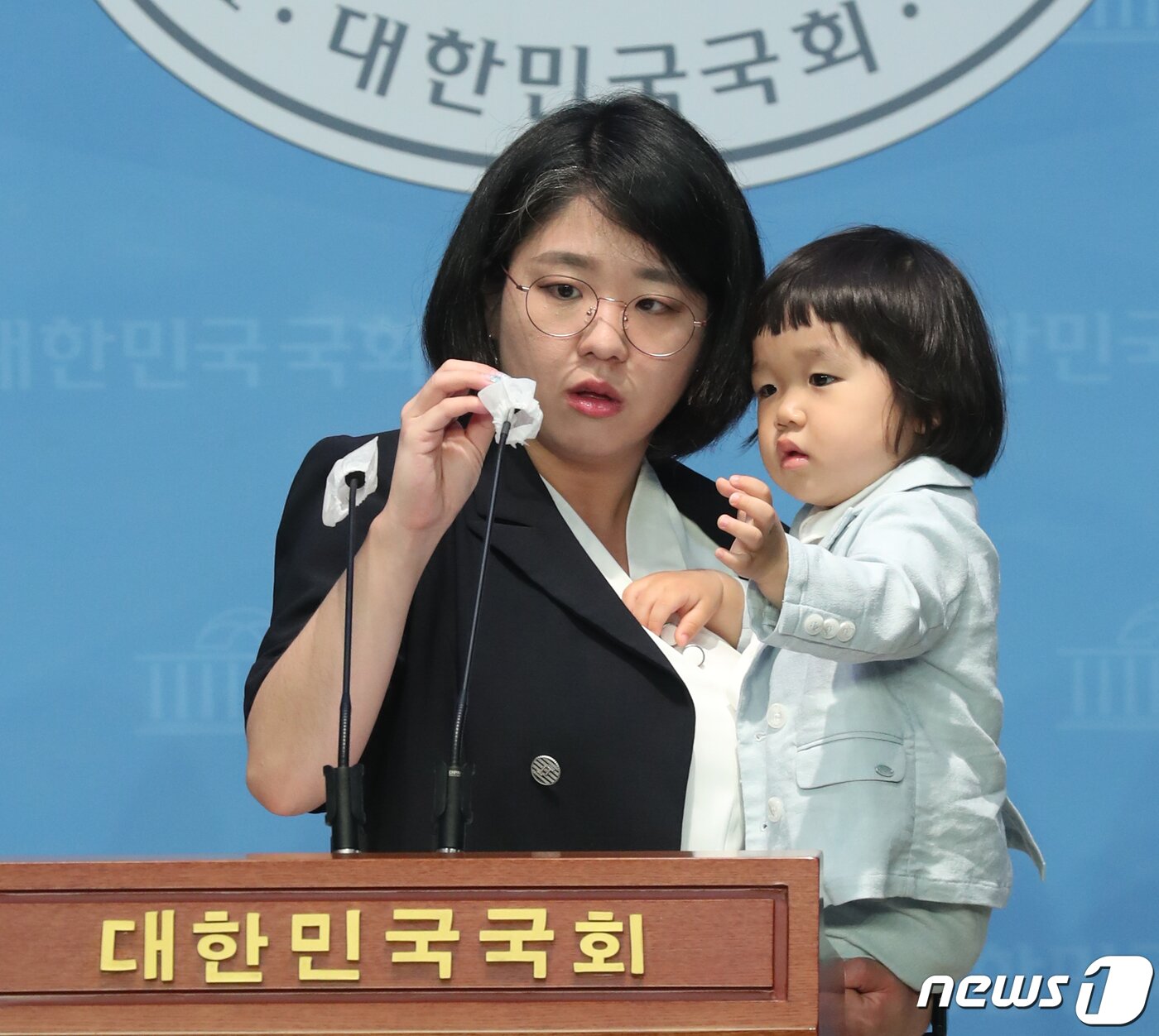 본문 이미지 - 용혜인 기본소득당 의원이 4일 오전 서울 여의도 국회 소통관에서 23개월 아들과 함께 어린이날 맞이 노키즈존 관련 입장 발표 기자회견을 하고 있다. 2023.5.4/뉴스1 ⓒ News1 송원영 기자