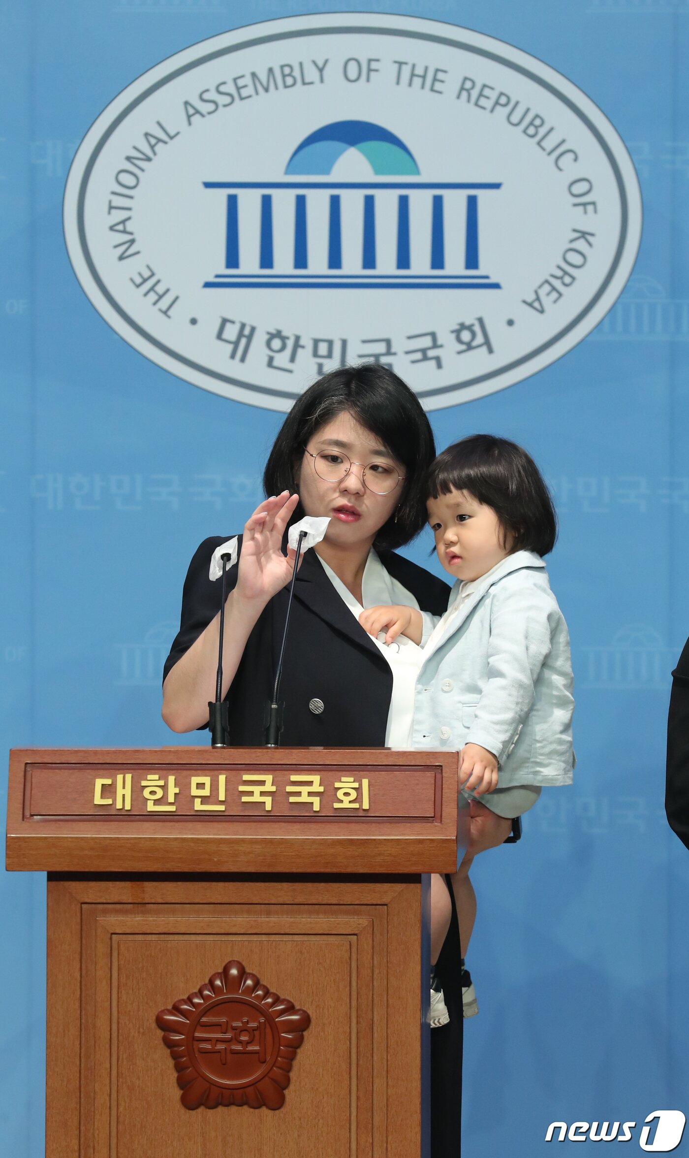 본문 이미지 - 용혜인 기본소득당 의원이 4일 오전 서울 여의도 국회 소통관에서 23개월 아들과 함께 어린이날 맞이 노키즈존 관련 입장 발표 기자회견을 하고 있다. 2023.5.4/뉴스1 ⓒ News1 송원영 기자