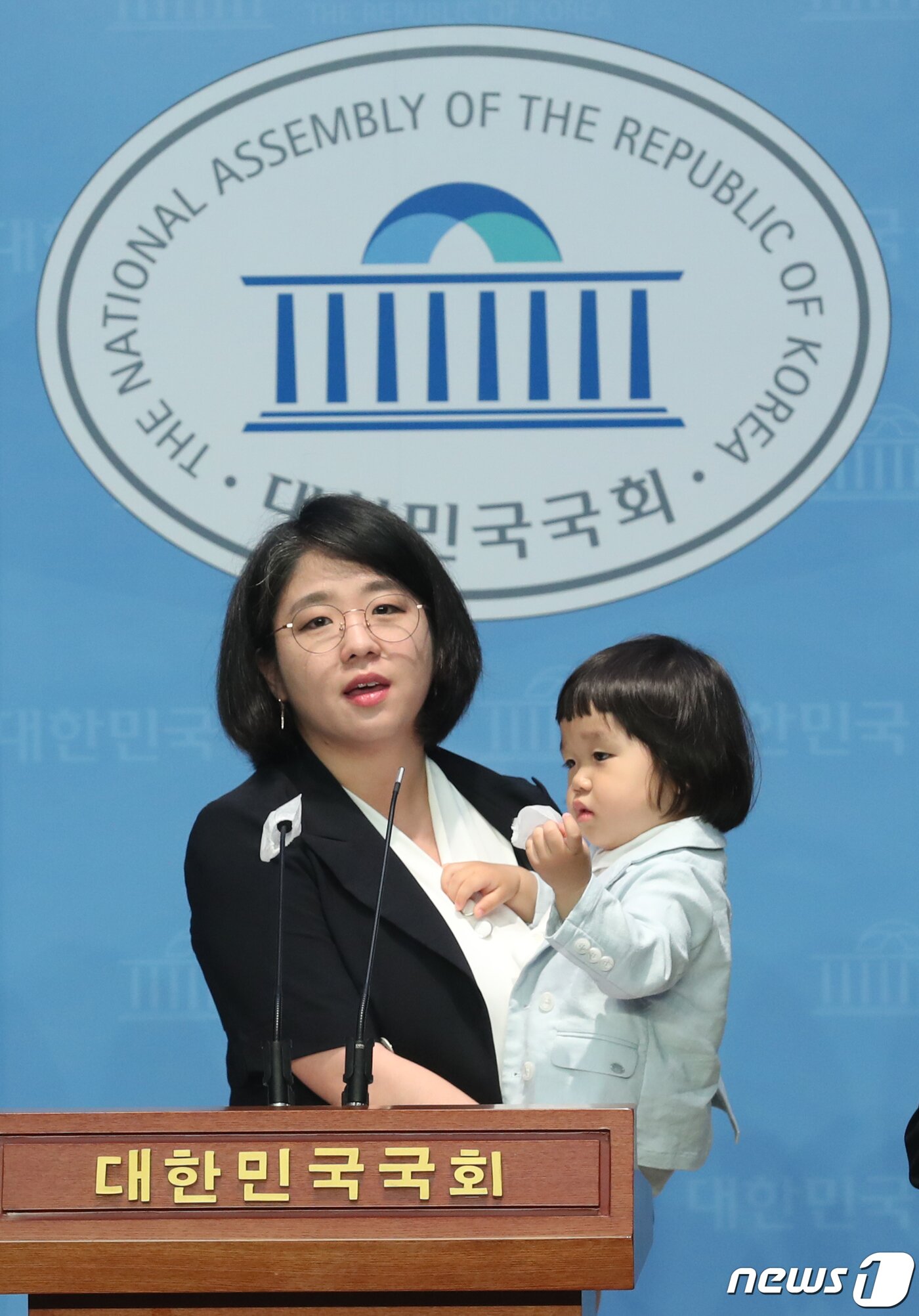 본문 이미지 - 용혜인 기본소득당 의원이 4일 오전 서울 여의도 국회 소통관에서 23개월 아들과 함께 어린이날 맞이 노키즈존 관련 입장 발표 기자회견을 하고 있다. 2023.5.4/뉴스1 ⓒ News1 송원영 기자