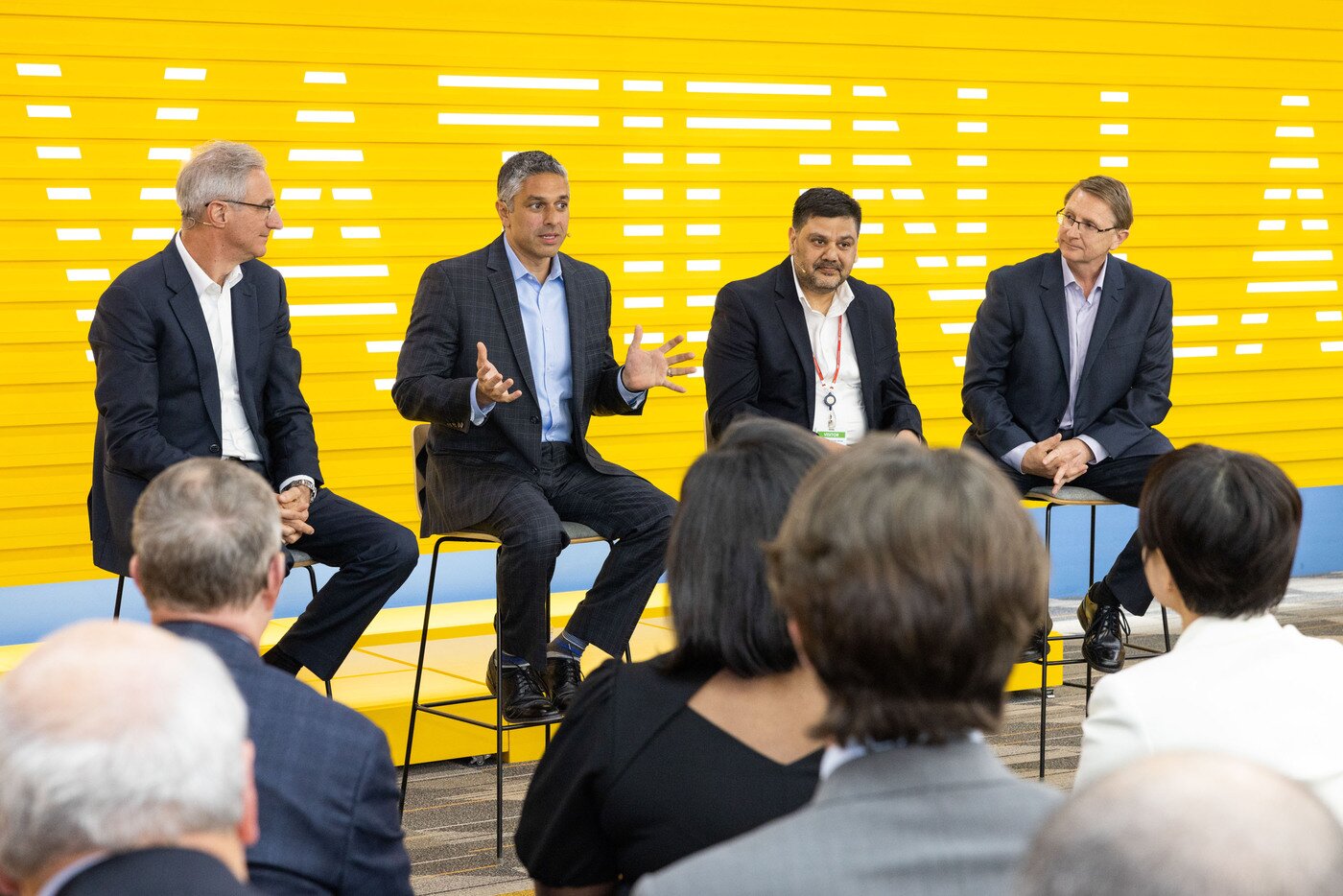 본문 이미지 - 지난 3일 GM 한국사업장 부평 본사 이노베이션 센터에서 열린 경영 현황 설명회. 왼쪽부터 로베르토 렘펠 GM 한국사업장 사장, 실판 아민 GM 해외사업부문 사장, 산지브 굽타 GM 해외사업부문 CFO, 브라이언 맥머레이 GM 한국사업장 연구개발법인 사장. (한국GM 제공)
