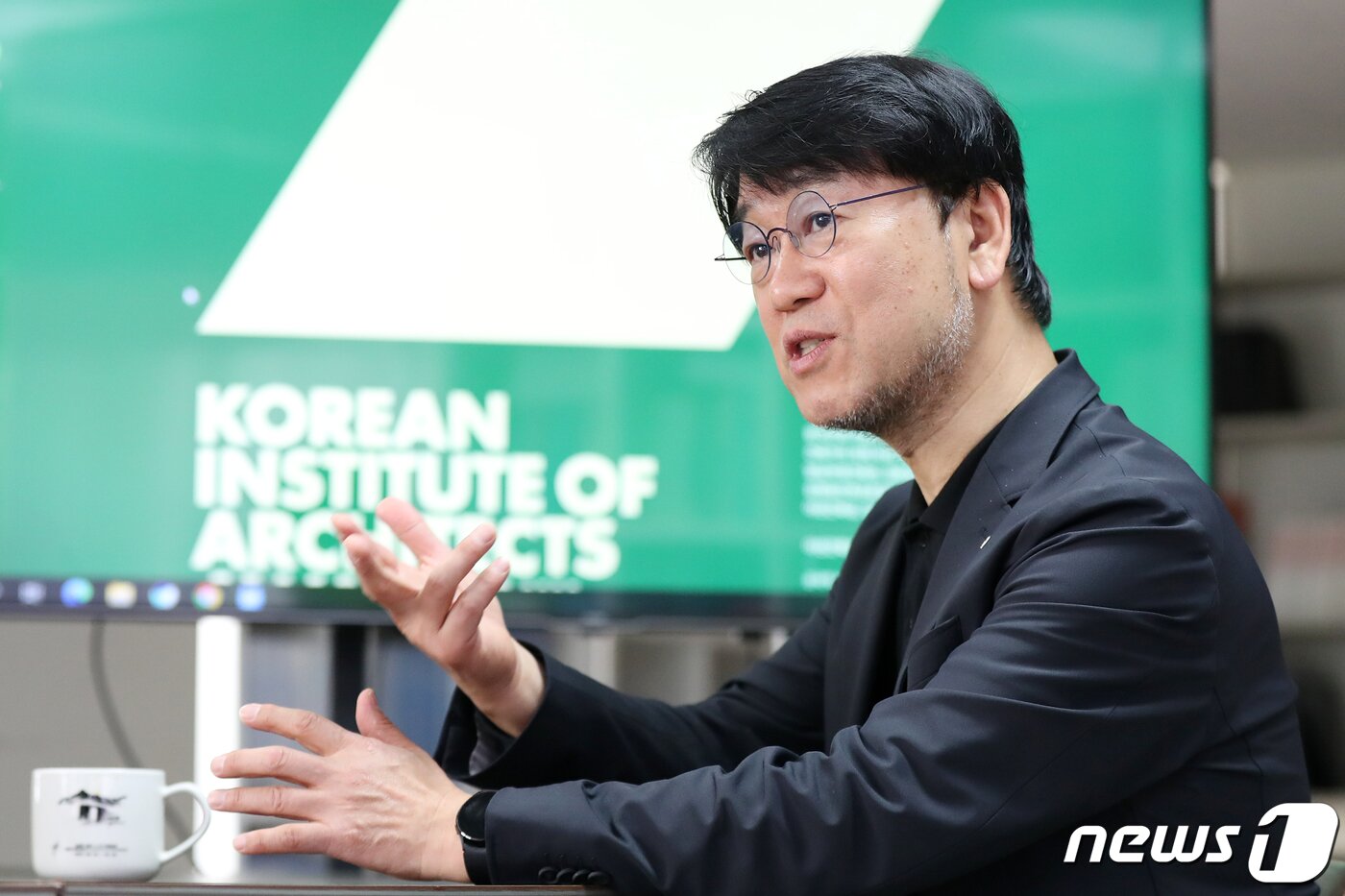 본문 이미지 - 천의영 한국건축가협회 회장이 4일 오전 서울 양천구 건축가협회 사무실에서 뉴스1과 인터뷰하고 있다.  대담=김희준 건설부동산부 부장, 박정환 문화전문기자, 정리=최서윤 기자 2023.5.4/뉴스1 ⓒ News1 민경석 기자