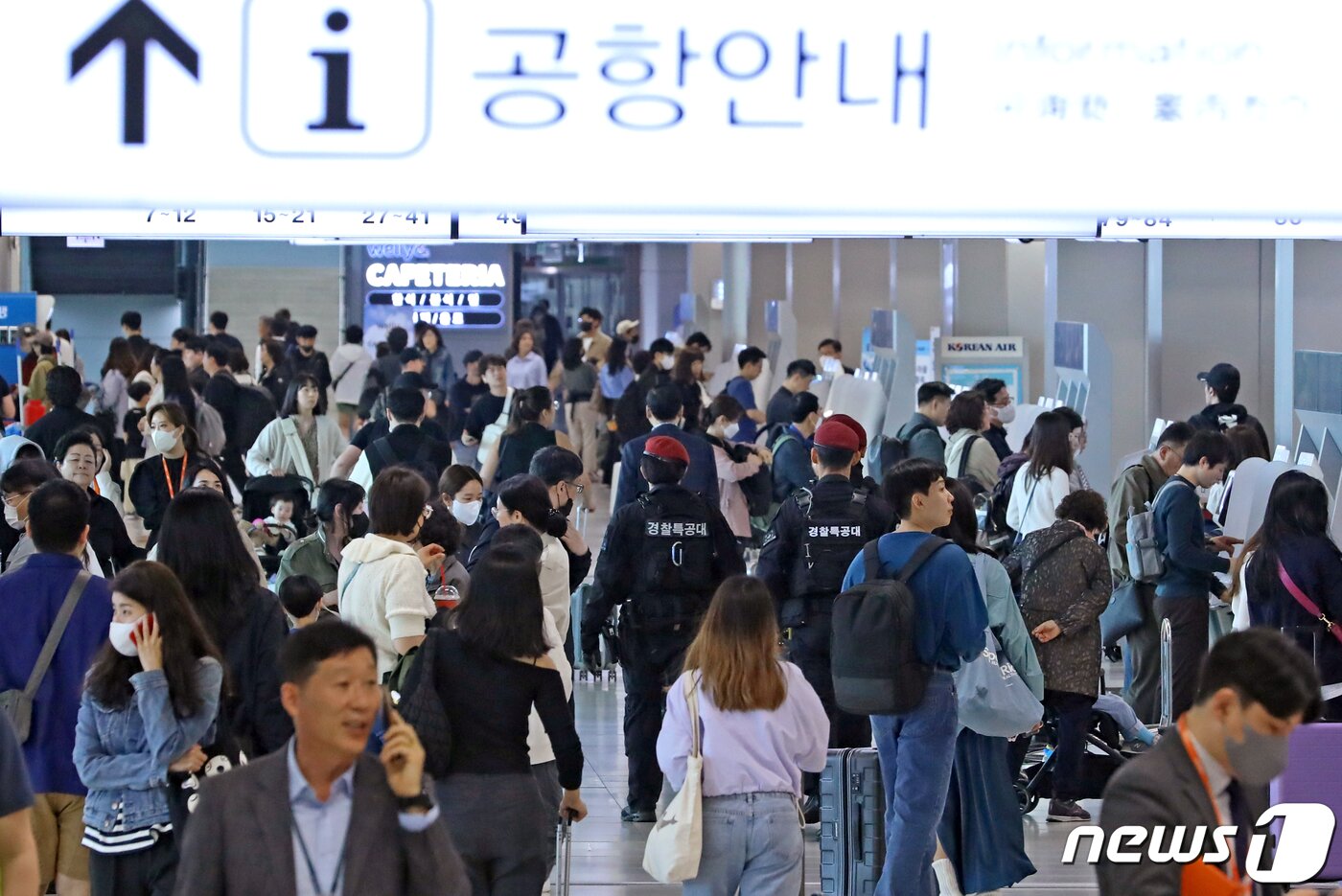 본문 이미지 - 어린이날 연휴를 앞둔 4일 오전 서울 강서구 김포공항 국내선 청사에서 여행을 떠나려는 여행객들이 분주하게 움직이고 있다. 2023.5.4/뉴스1 ⓒ News1 장수영 기자