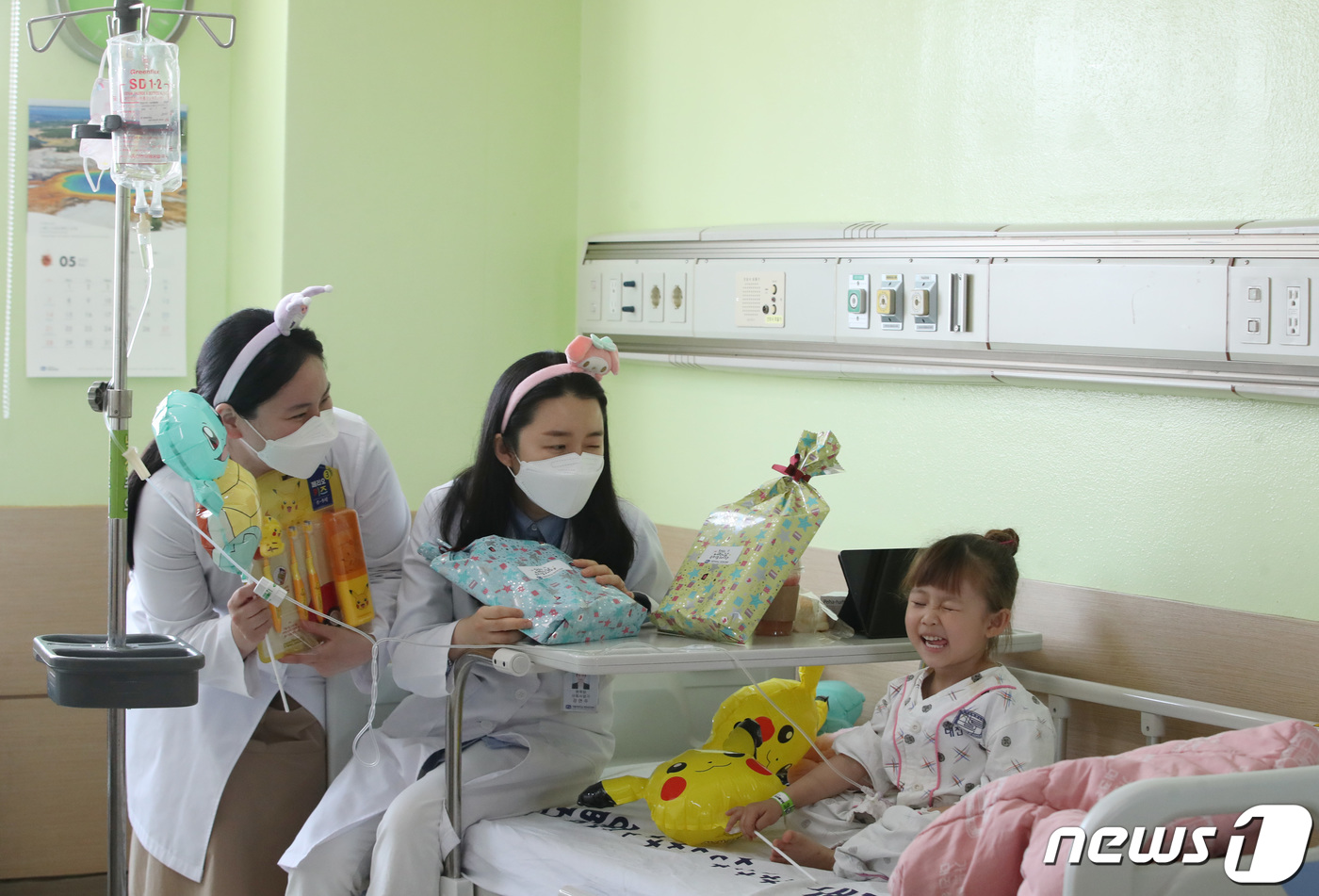 (대전=뉴스1) 김기태 기자 = 어린이 날을 앞둔 4일 오전 가톨릭대학교 대전성모병원 52병동에서 의료진이 백채원(만3세) 어린이에게 선물을 전달하고 있다.백채원 어린이는 지난 3 …