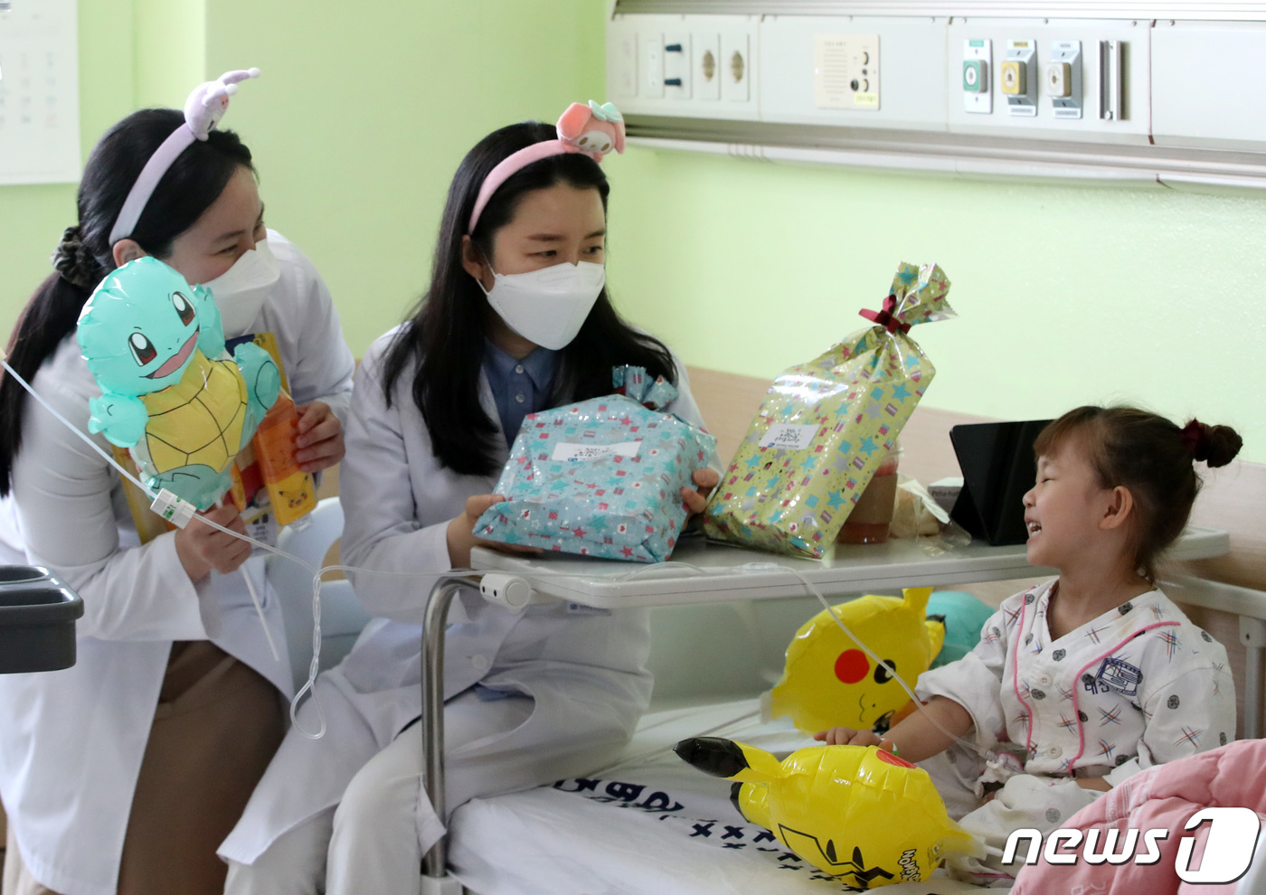 (대전=뉴스1) 김기태 기자 = 어린이 날을 앞둔 4일 오전 가톨릭대학교 대전성모병원 52병동에서 의료진이 백채원(만3세) 어린이에게 선물을 전달하고 있다.백채원 어린이는 지난 3 …