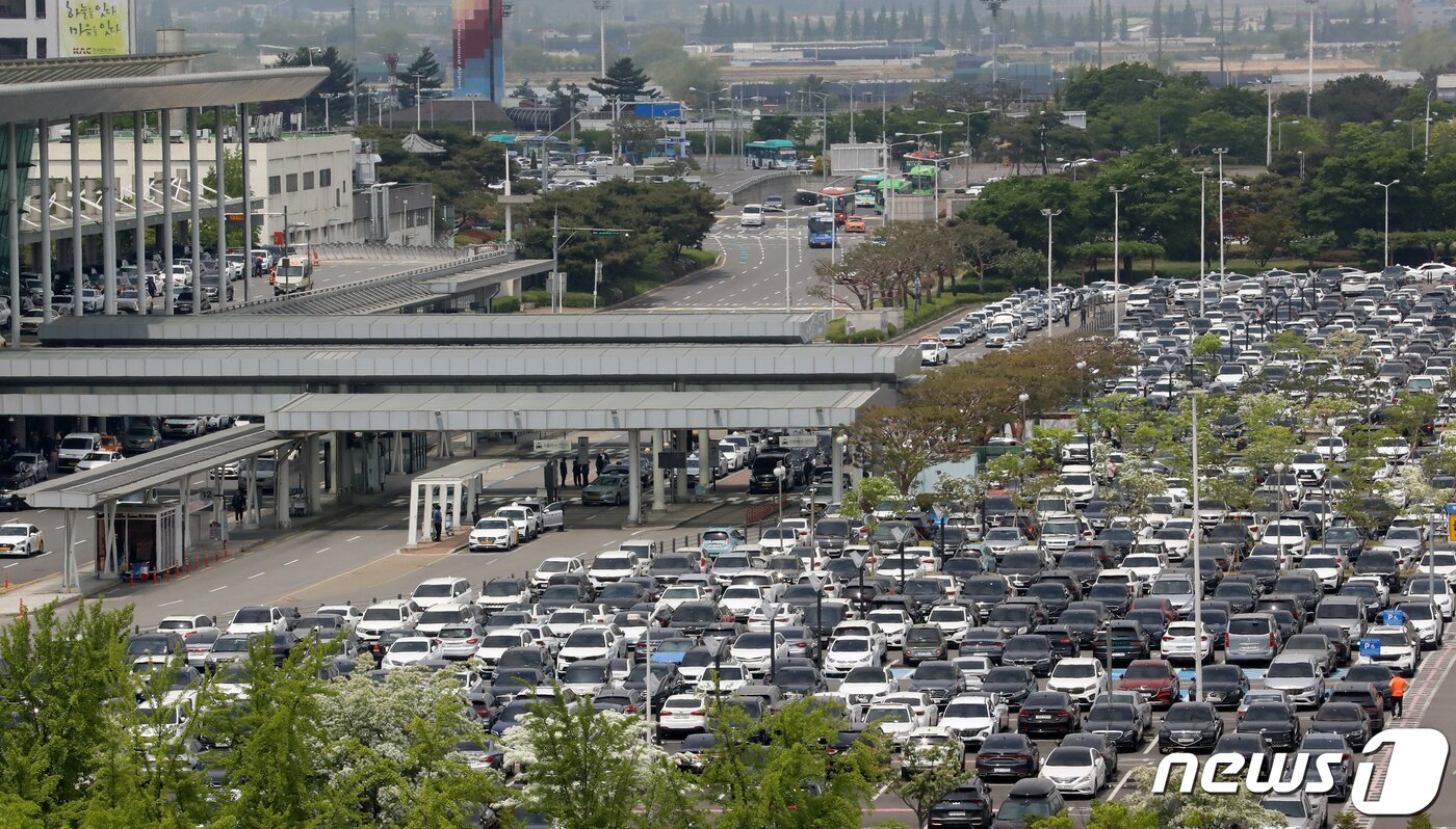 본문 이미지 - 어린이날 연휴를 앞둔 4일 오전 서울 강서구 김포공항 국내선 청사 주차장이 여행을 떠나려는 여행객들의 차들로 가득차 있다. 2023.5.4/뉴스1 ⓒ News1 장수영 기자