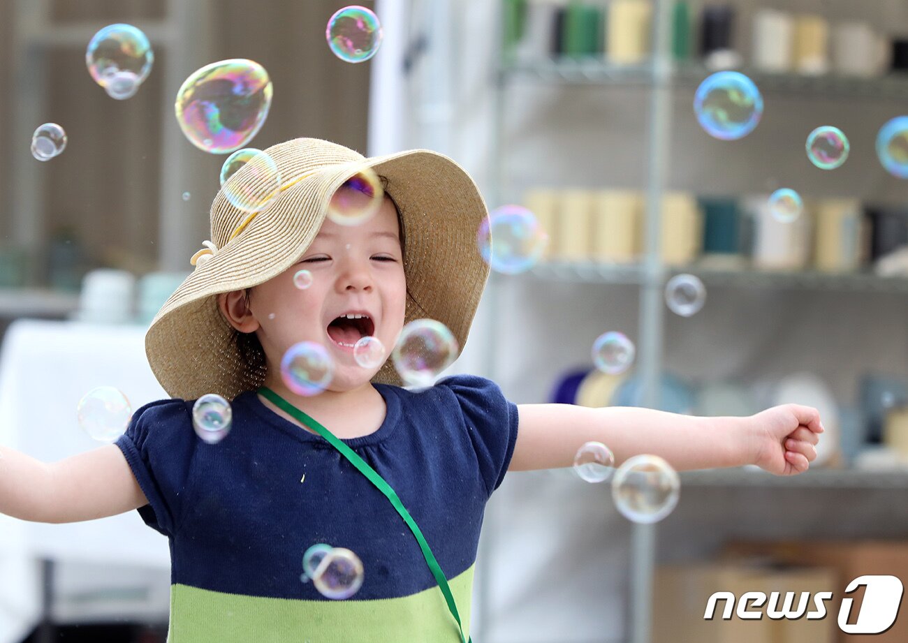 본문 이미지 - 어린이날을 하루 앞둔 4일 오후 경기도 이천시 신둔면 예스파크와 사기막골 도예촌에서 열리고 있는 제37회 이천도자기축제에서 한 어린이가 비눗방울 놀이를 하며 즐거워 하고 있다. (이천시 제공) 2023.5.4/뉴스1