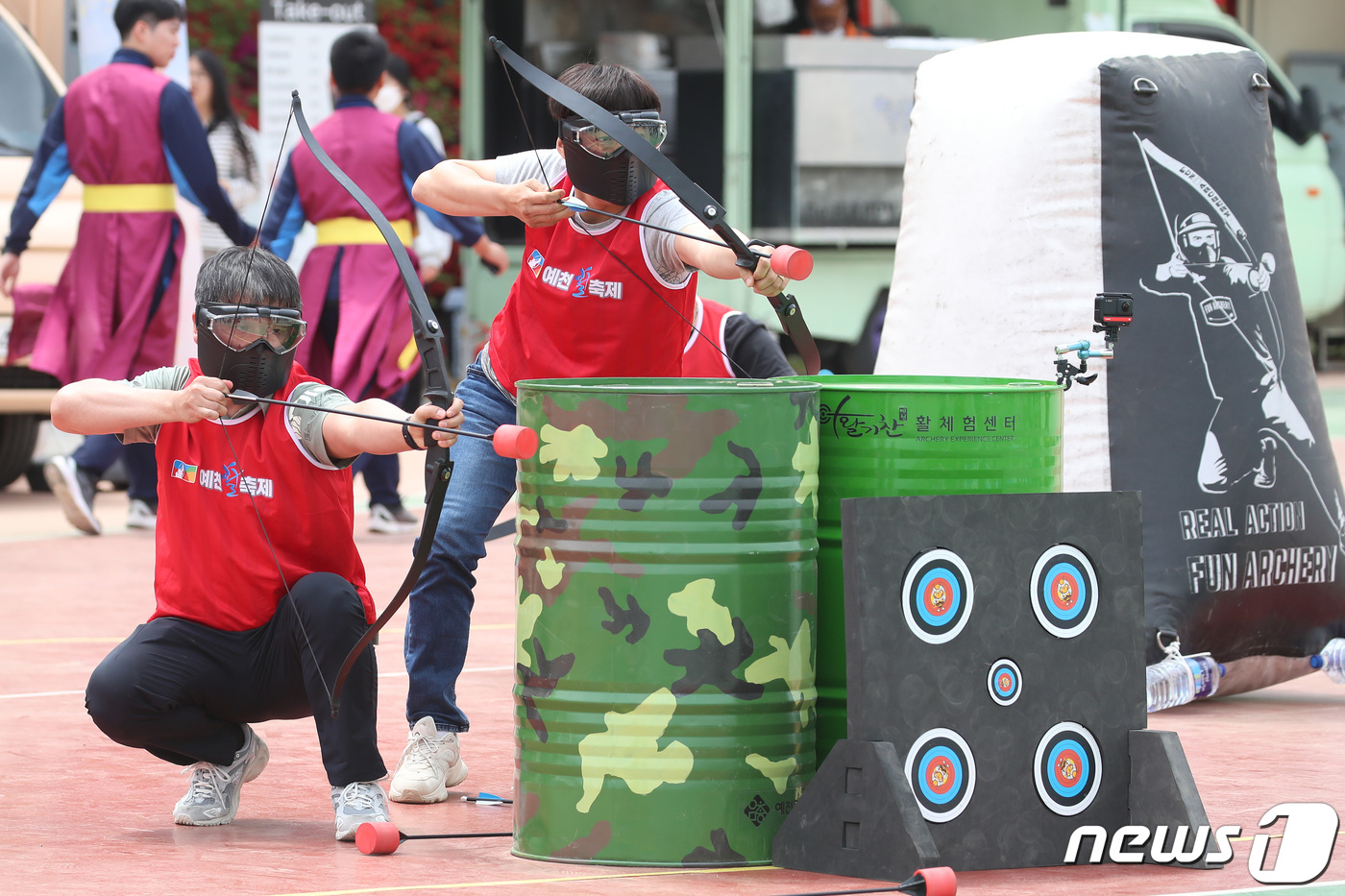 (예천=뉴스1) 공정식 기자 = 4일 오전 경북 예천군 한천체육공원 일원에서 개막한 '2023 예천활축제' 현장을 찾은 시민들이 활 서바이벌 체험을 하고 있다. 이번 축제는 'K- …