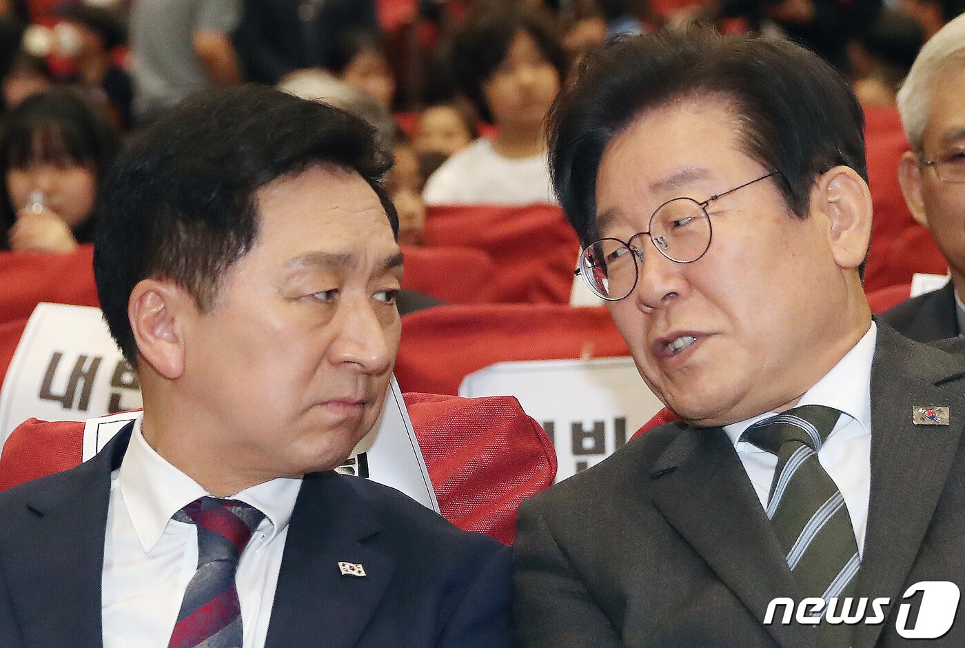 본문 이미지 - 김기현 국민의힘 대표(왼쪽)와 이재명 더불어민주당 대표가 4일 서울 여의도 국회 의원회관에서 열린 어린이 안전 헌장 선포식에서 이야기를 나누고 있다. 2023.5.4/뉴스1 ⓒ News1 임세영 기자