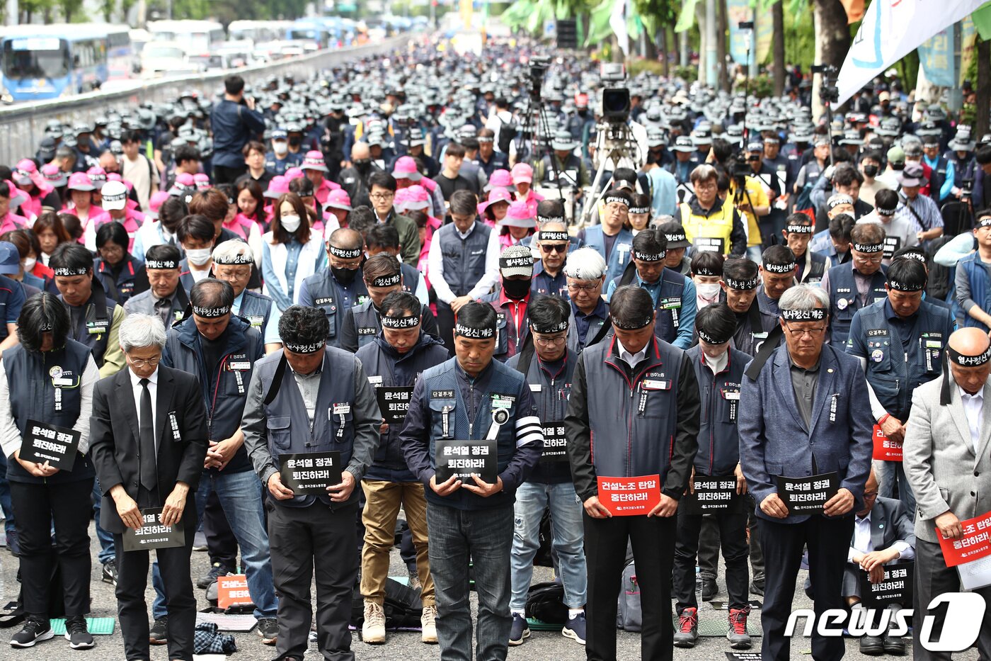 본문 이미지 - 양경수 민주노총 위원장과 건설노조 조합원들이 4일 건설노조 총력투쟁 선포 결의대회에서 최근 분신한 양회동씨를 위한 묵념을 하고 있다. 2023.5.4/뉴스1 ⓒ News1 김민지 기자