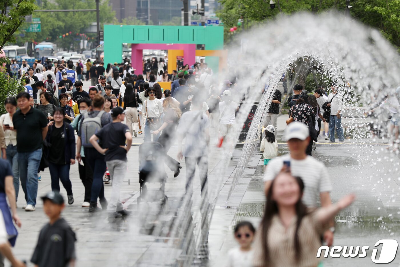 본문 이미지 - 일요일까지 이어지는 어린이날 연휴를 하루 앞둔 4일 서울 종로구 광화문광장이 나들이객들로 붐비고 있다. 2023.5.4/뉴스1 ⓒ News1 민경석 기자