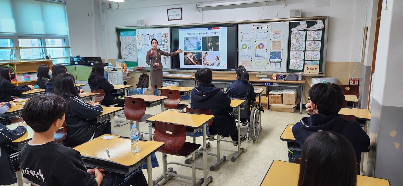 본문 이미지 - 아시아나항공 임하연 선임승무원이 교실에서 수업을 진행하고 있다.(본인 제공)