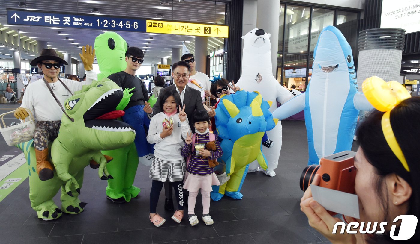 이종국 에스알 대표이사&#40;왼쪽 세 번째&#41;가 어린이 날을 하루 앞둔 4일 서울 강남구 SRT 수서역에서 어린이 고객들과 기념촬영을 하고 있다. 에스알은 이날 어린이 날을 앞두고 직원들이 공룡 등 코스튬 복장으로 간식 패키지를 나눴다. &#40;SR 제공&#41; 2023.5.4/뉴스1