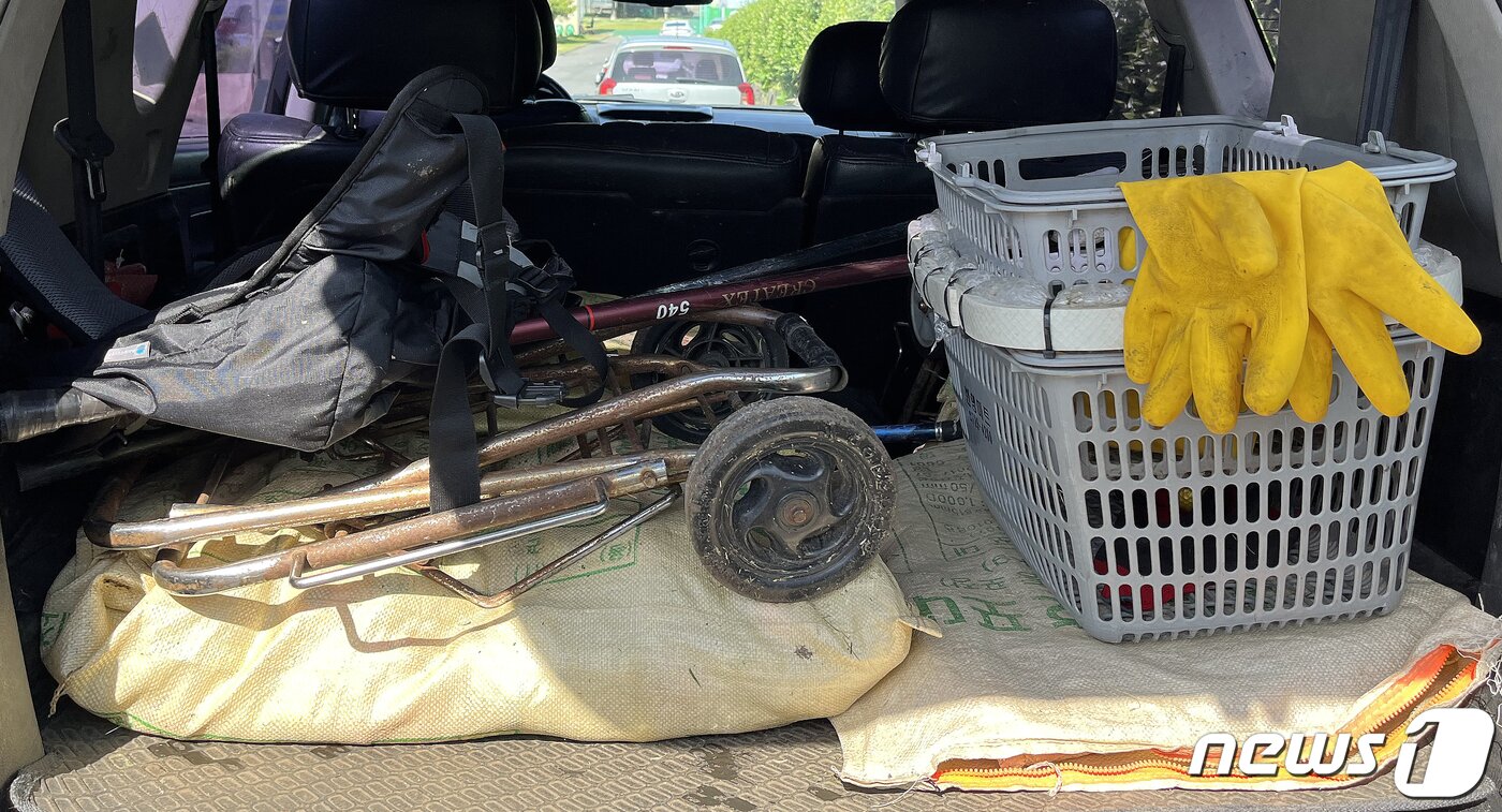 본문 이미지 - A씨와 B씨가 범행에 사용한 고무장갑과 포대자루 등 도구들.(서귀포경찰서 제공)