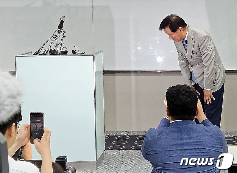 (서울=뉴스1) 공준호 기자 = 김익래 다우키움 회장이 4일 오후 서울 영등포구 여의도 키움증권 본사에서 열린 대국민 사과 기자회견에서 고개를 숙이며 사과하고 있다.김 회장은 다우 …